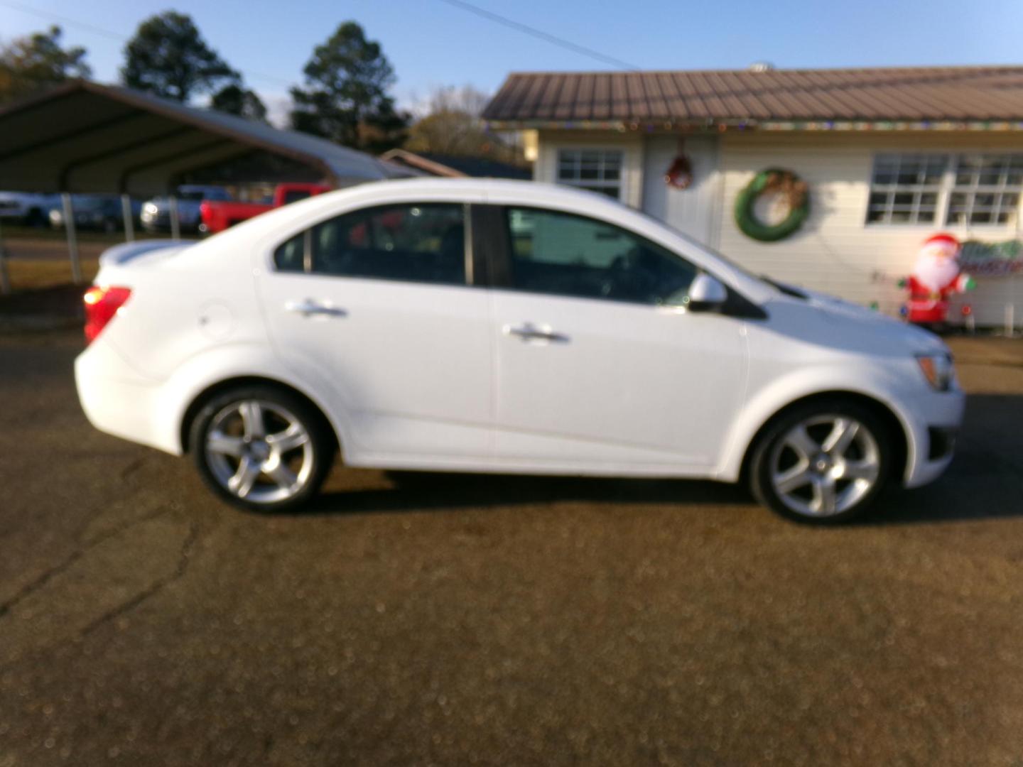 2016 White /Gray Chevrolet Sonic LTZ Auto Sedan (1G1JE5SB8G4) with an 1.4L L4 DOHC 24V TURBO engine, 6A transmission, located at 400 First NW, Bearden, AR, 71720, (870) 687-3414, 0.000000, 0.000000 - Photo#20