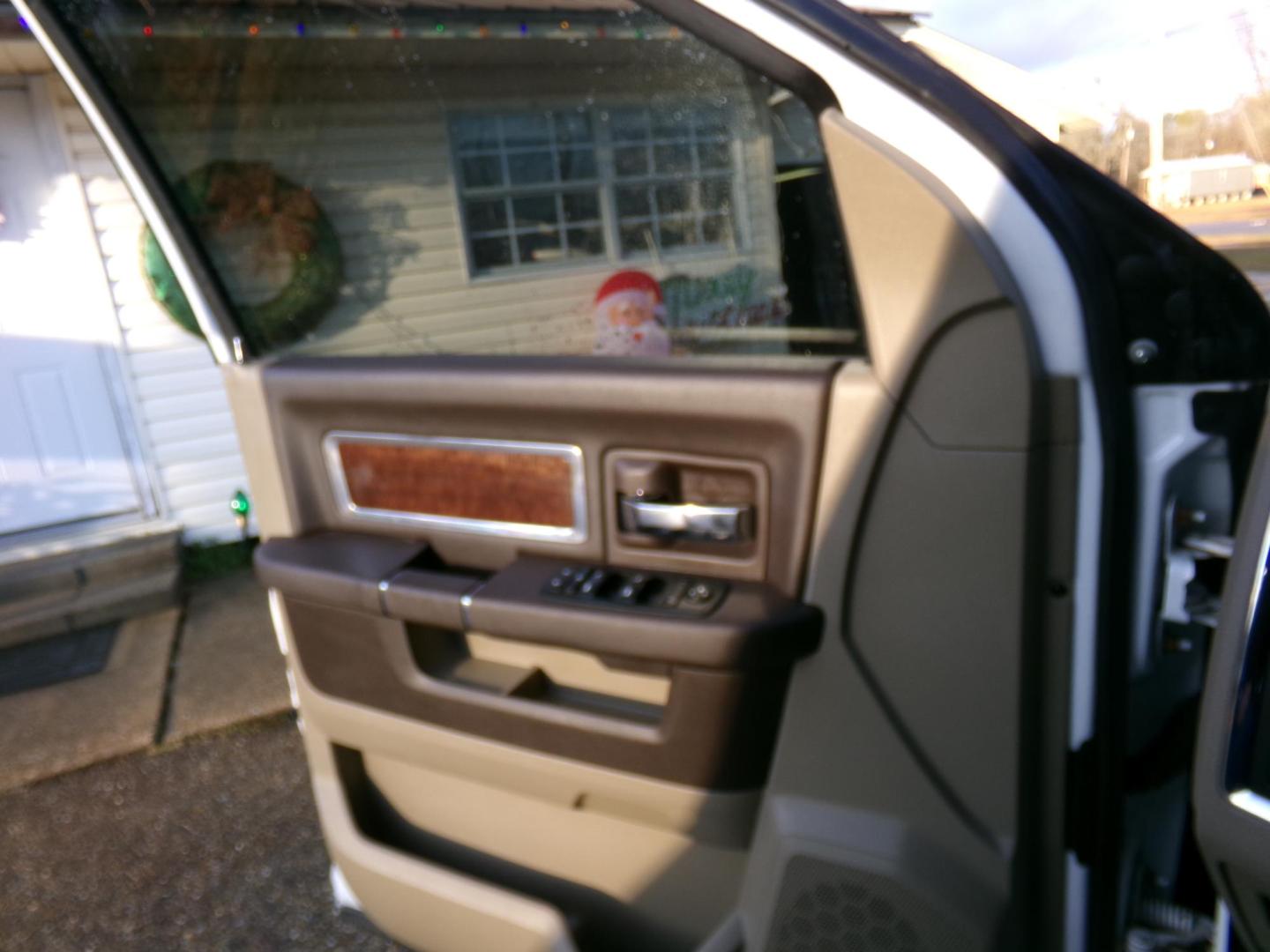 2012 White /Tan Dodge Ram 1500 Laramie Crew Cab 2WD (1C6RD6NT1CS) with an 5.7L V8 OHV 16V engine, 6-Speed Automatic transmission, located at 400 First NW, Bearden, AR, 71720, (870) 687-3414, 0.000000, 0.000000 - Photo#6