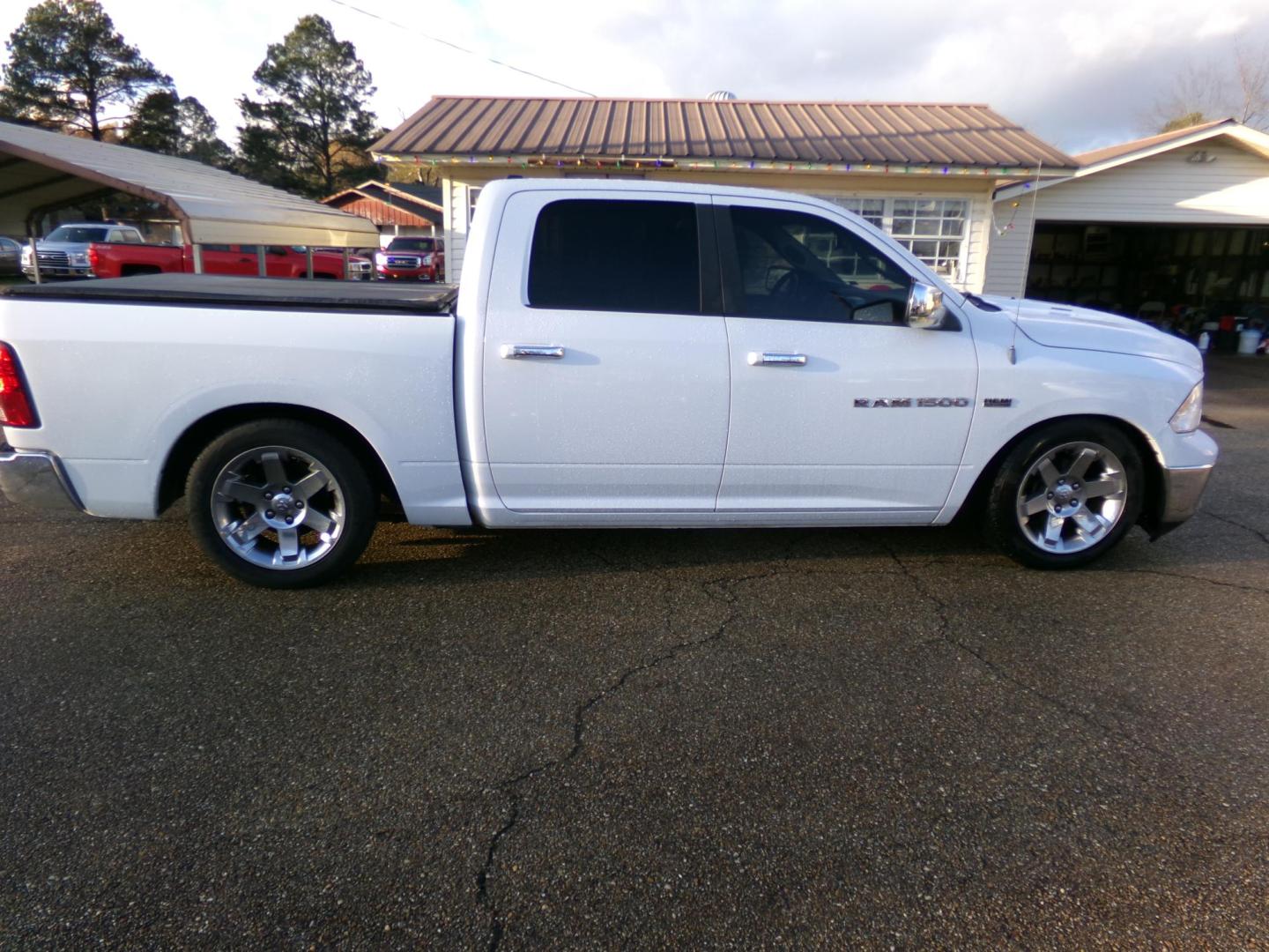 2012 White /Tan Dodge Ram 1500 Laramie Crew Cab 2WD (1C6RD6NT1CS) with an 5.7L V8 OHV 16V engine, 6-Speed Automatic transmission, located at 400 First NW, Bearden, AR, 71720, (870) 687-3414, 0.000000, 0.000000 - Photo#20