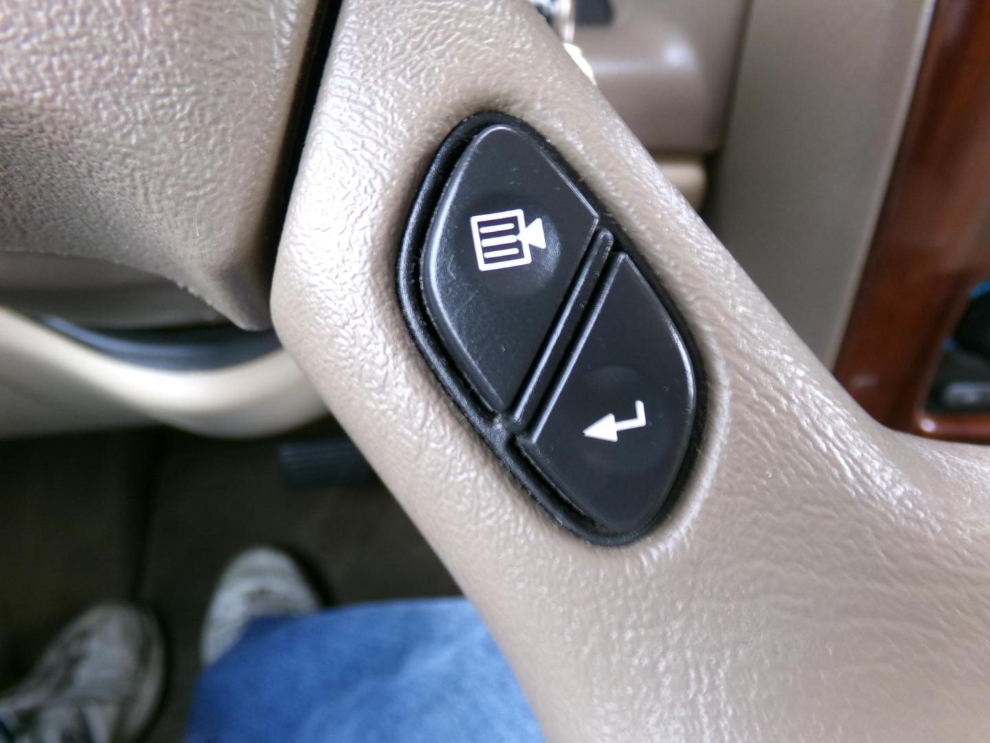 2004 Silver Green Metallic /Tan GMC Envoy SLT 2WD (1GKDS13SX42) with an 4.2L L6 DOHC 24V engine, 4-Speed Automatic Overdrive transmission, located at 400 First NW, Bearden, AR, 71720, (870) 687-3414, 0.000000, 0.000000 - Photo#13