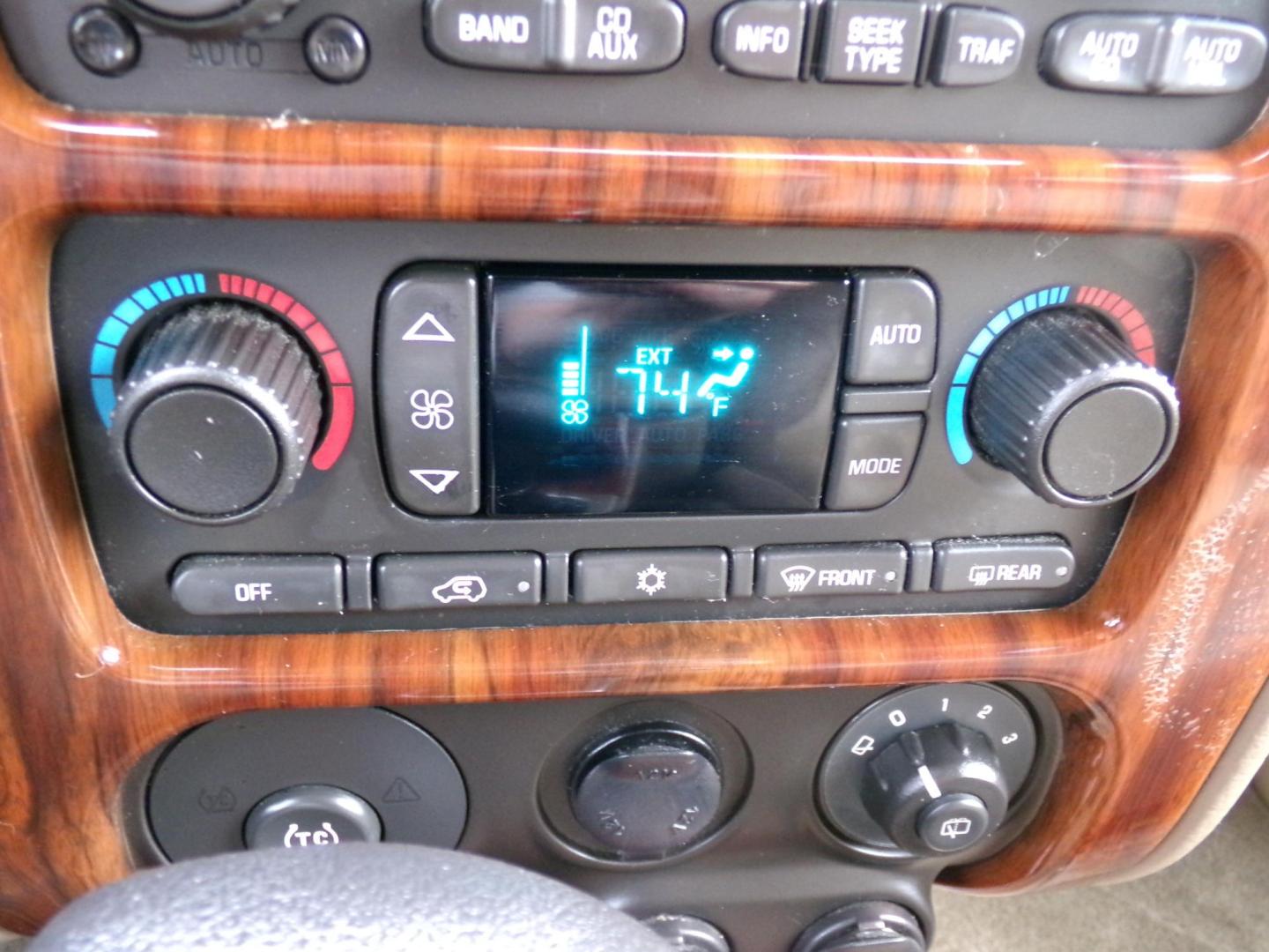 2004 Silver Green Metallic /Tan GMC Envoy SLT 2WD (1GKDS13SX42) with an 4.2L L6 DOHC 24V engine, 4-Speed Automatic Overdrive transmission, located at 400 First NW, Bearden, AR, 71720, (870) 687-3414, 0.000000, 0.000000 - Photo#16