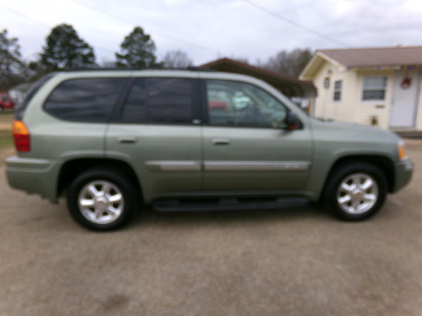 2004 Silver Green Metallic /Tan GMC Envoy SLT 2WD (1GKDS13SX42) with an 4.2L L6 DOHC 24V engine, 4-Speed Automatic Overdrive transmission, located at 400 First NW, Bearden, AR, 71720, (870) 687-3414, 0.000000, 0.000000 - Photo#24