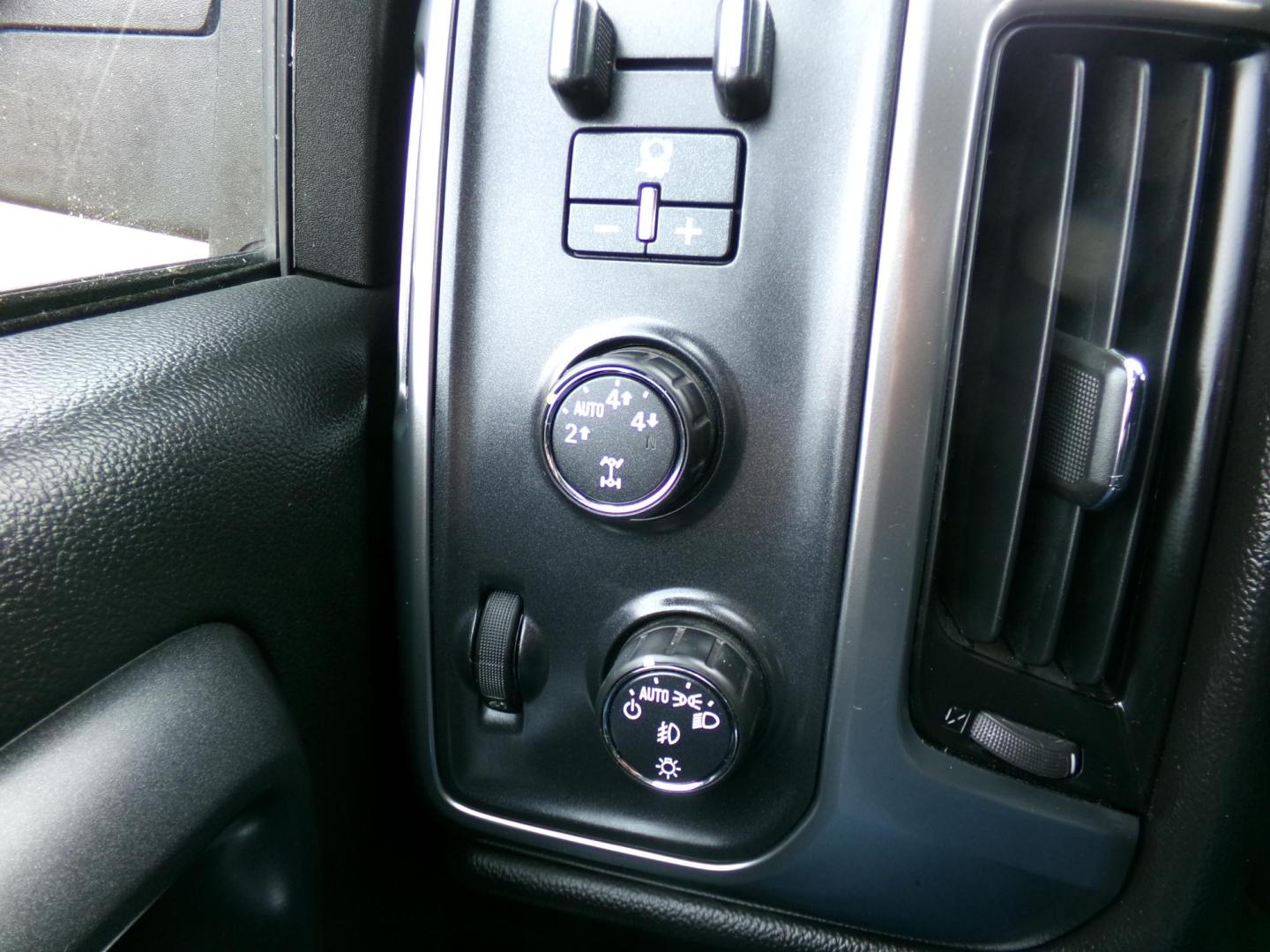 2016 Baroque Red Metallic /Black Chevrolet Silverado 1500 LT Double Cab 4WD (1GCVKREC6GZ) with an 5.3L V8 OHV 16V engine, 6A transmission, located at 400 First NW, Bearden, AR, 71720, (870) 687-3414, 0.000000, 0.000000 - Photo#17