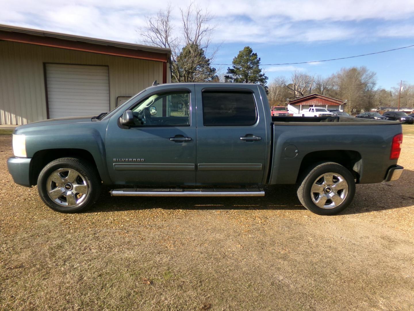 2010 Teal Blue Metallic /Black Chevrolet Silverado 1500 LTZ Crew Cab 2WD (3GCRCTE09AG) with an 5.3L V8 OHV 16V FFV engine, 4-Speed Automatic transmission, located at 400 First NW, Bearden, AR, 71720, (870) 687-3414, 0.000000, 0.000000 - Photo#17