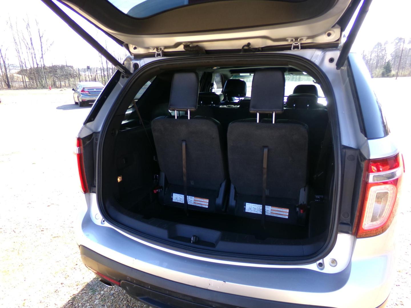 2015 Silver /Black Ford Explorer XLT FWD (1FM5K7D87FG) with an 3.5L V6 DOHC 24V engine, 6-Speed Automatic transmission, located at 400 First NW, Bearden, AR, 71720, (870) 687-3414, 0.000000, 0.000000 - Photo#3