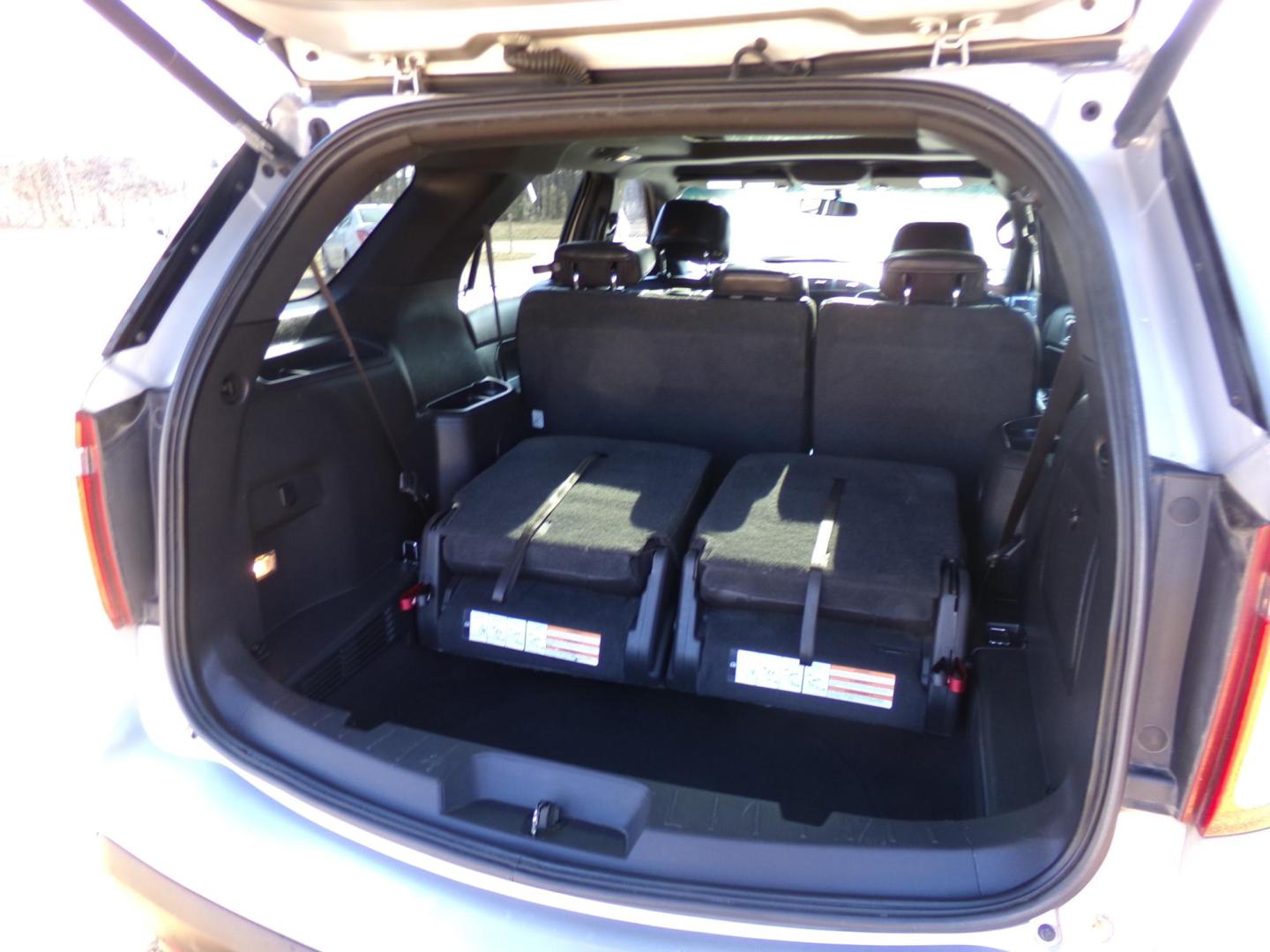 2015 Silver /Black Ford Explorer XLT FWD (1FM5K7D87FG) with an 3.5L V6 DOHC 24V engine, 6-Speed Automatic transmission, located at 400 First NW, Bearden, AR, 71720, (870) 687-3414, 0.000000, 0.000000 - Photo#4