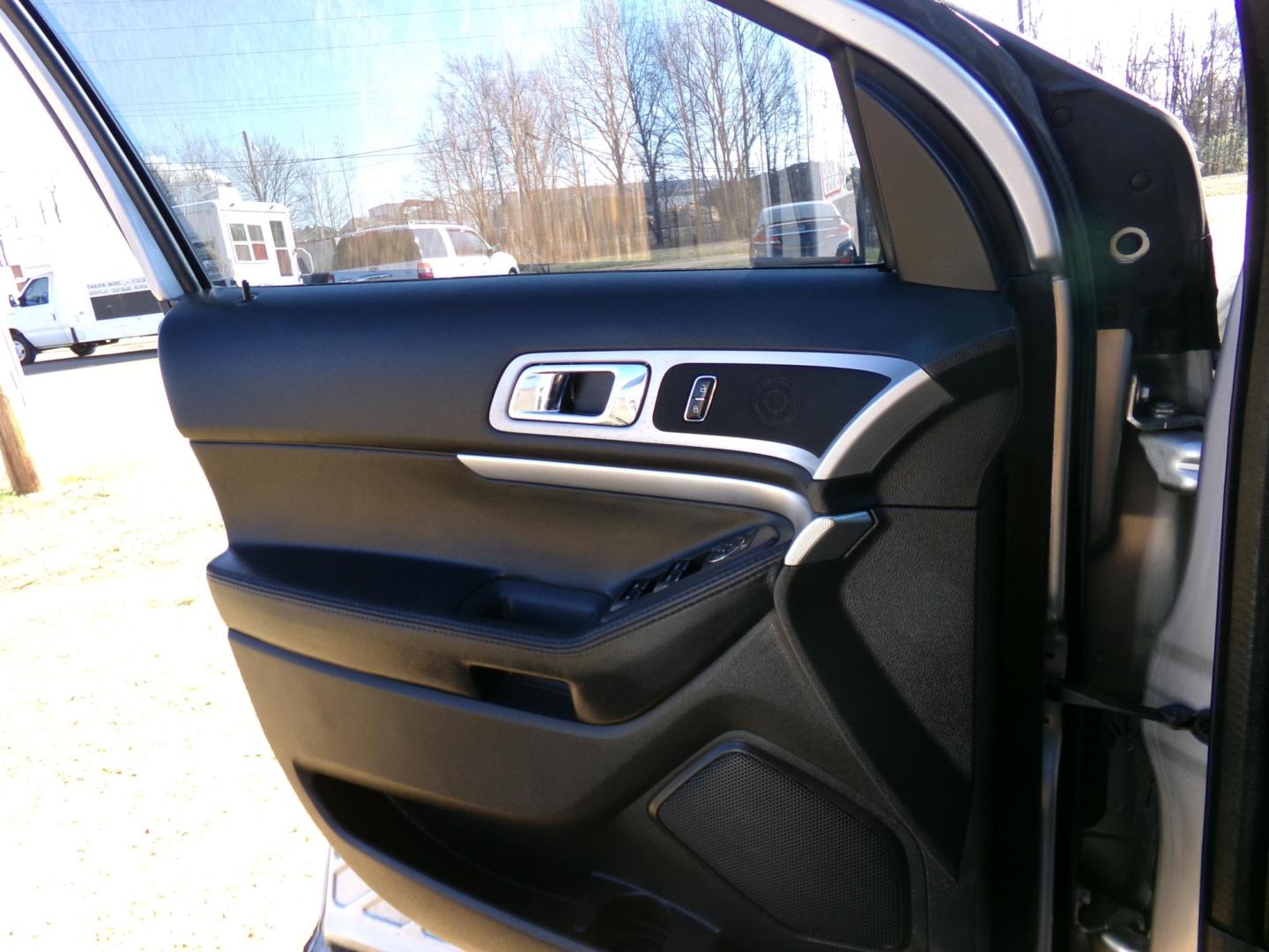 2015 Silver /Black Ford Explorer XLT FWD (1FM5K7D87FG) with an 3.5L V6 DOHC 24V engine, 6-Speed Automatic transmission, located at 400 First NW, Bearden, AR, 71720, (870) 687-3414, 0.000000, 0.000000 - Photo#6