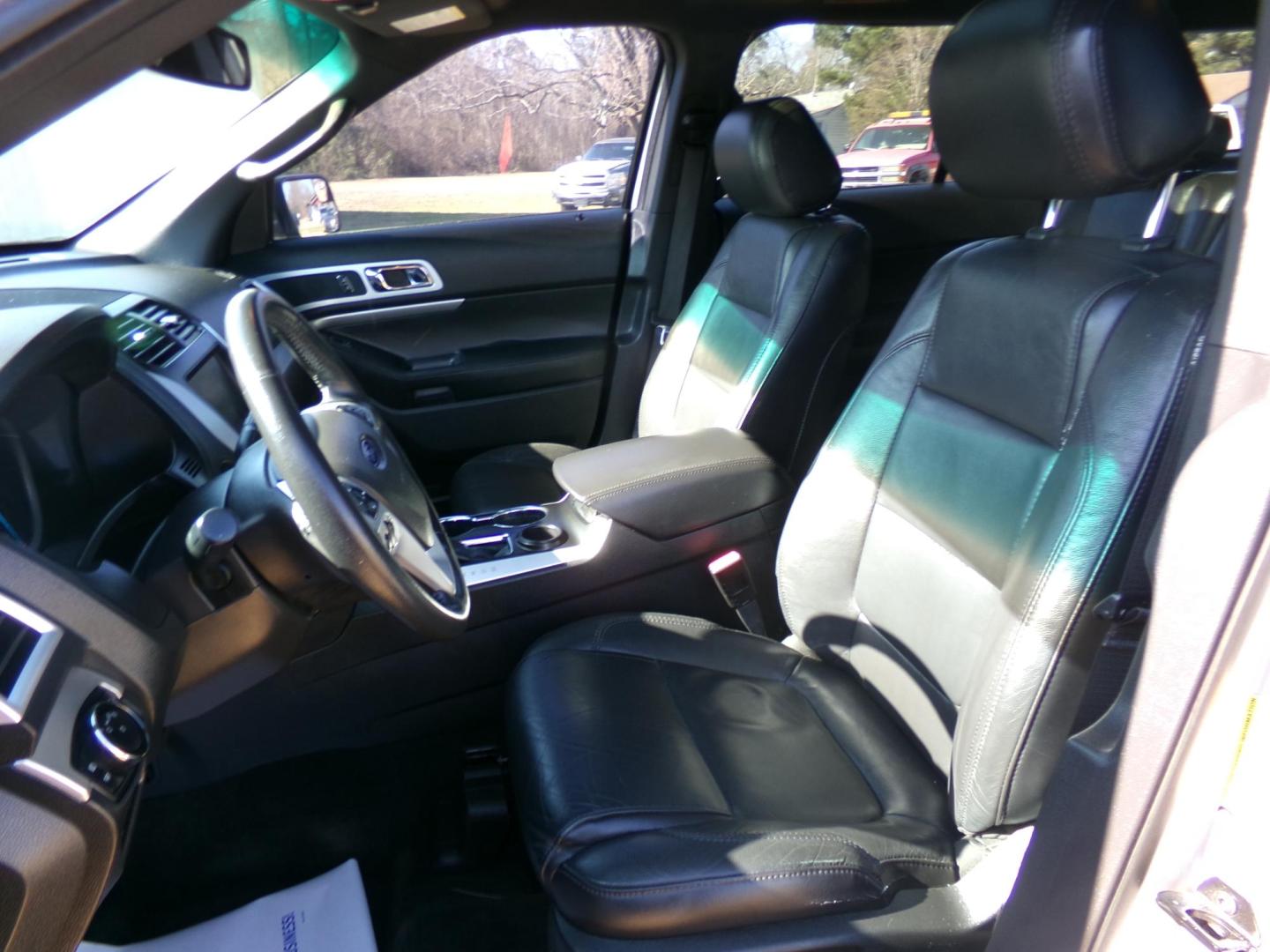 2015 Silver /Black Ford Explorer XLT FWD (1FM5K7D87FG) with an 3.5L V6 DOHC 24V engine, 6-Speed Automatic transmission, located at 400 First NW, Bearden, AR, 71720, (870) 687-3414, 0.000000, 0.000000 - Photo#7