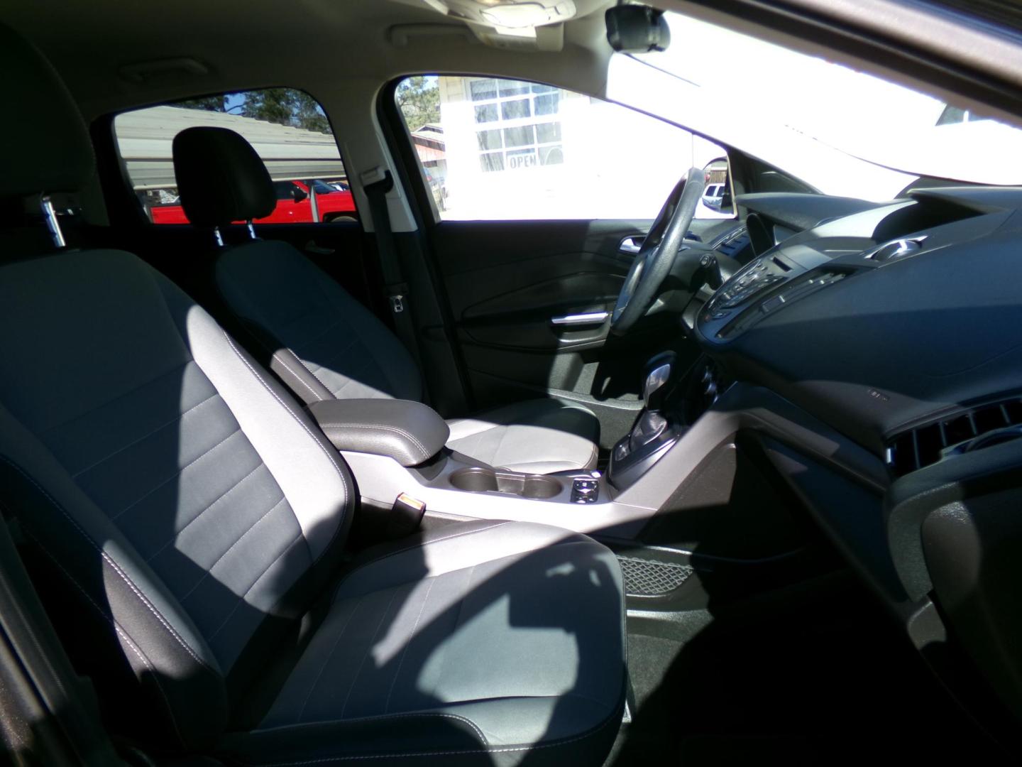 2016 Ford Escape SE FWD (1FMCU0GX3GU) with an 1.6L L4 DOHC 16V engine, 6-Speed Automatic transmission, located at 400 First NW, Bearden, AR, 71720, (870) 687-3414, 0.000000, 0.000000 - Photo#15