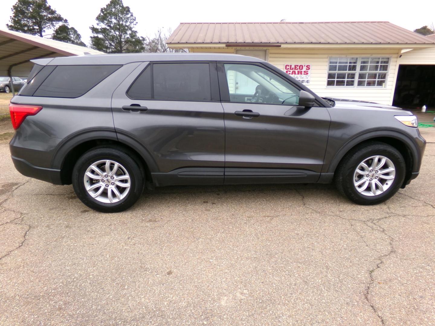 2020 Magnetic Metallic Matte /Black Ford Explorer Base (1FMSK7BH9LG) with an 2.3L L4 DOHC 16V engine, 10-speed automatic transmission, located at 400 First NW, Bearden, AR, 71720, (870) 687-3414, 0.000000, 0.000000 - Photo#21