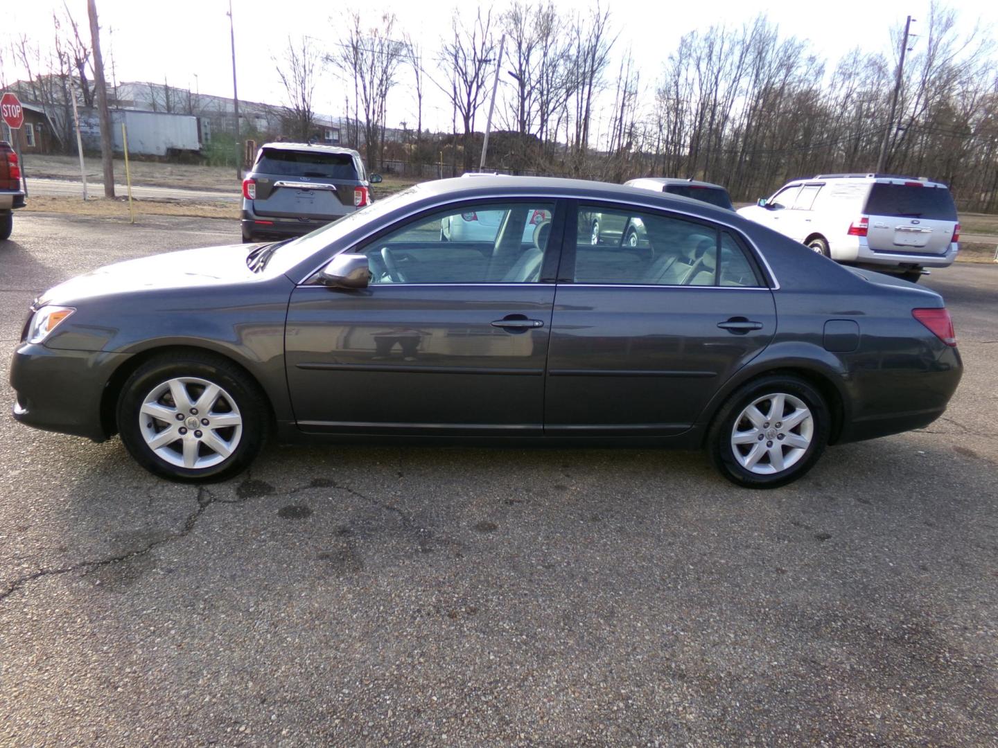 2008 Magnetic Gray Metallic /Gray Toyota Avalon XL (4T1BK36B88U) with an 3.5L V6 DOHC 24V engine, 6-Speed Automatic Overdrive transmission, located at 400 First NW, Bearden, AR, 71720, (870) 687-3414, 0.000000, 0.000000 - Photo#1