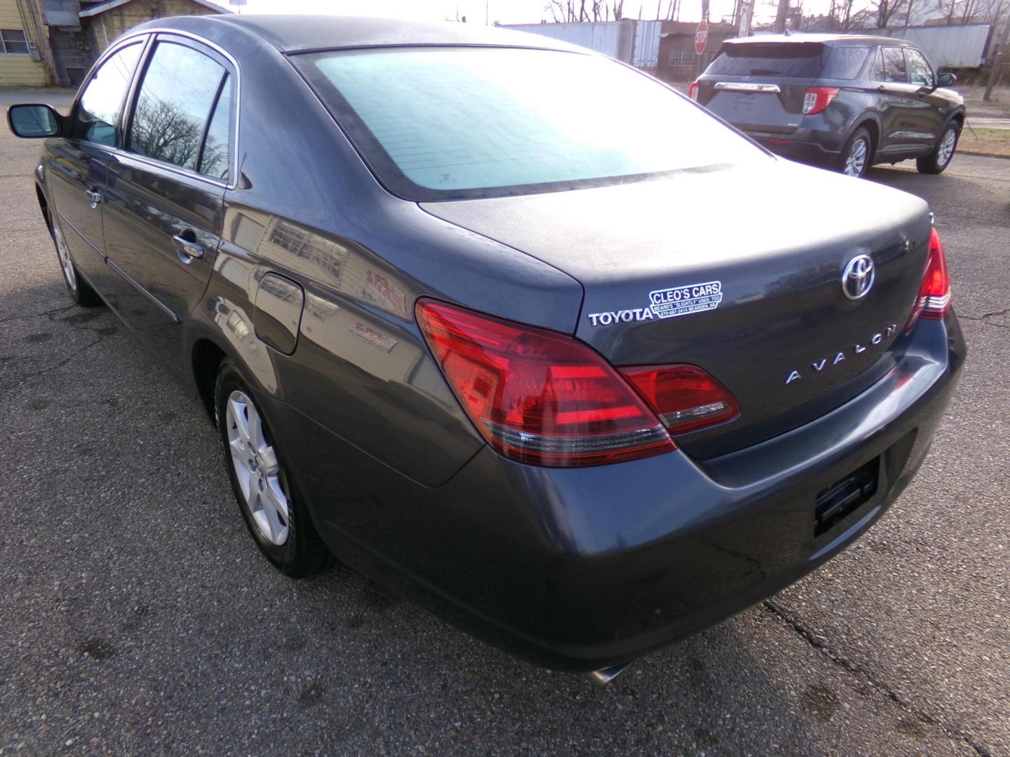2008 Magnetic Gray Metallic /Gray Toyota Avalon XL (4T1BK36B88U) with an 3.5L V6 DOHC 24V engine, 6-Speed Automatic Overdrive transmission, located at 400 First NW, Bearden, AR, 71720, (870) 687-3414, 0.000000, 0.000000 - Photo#2