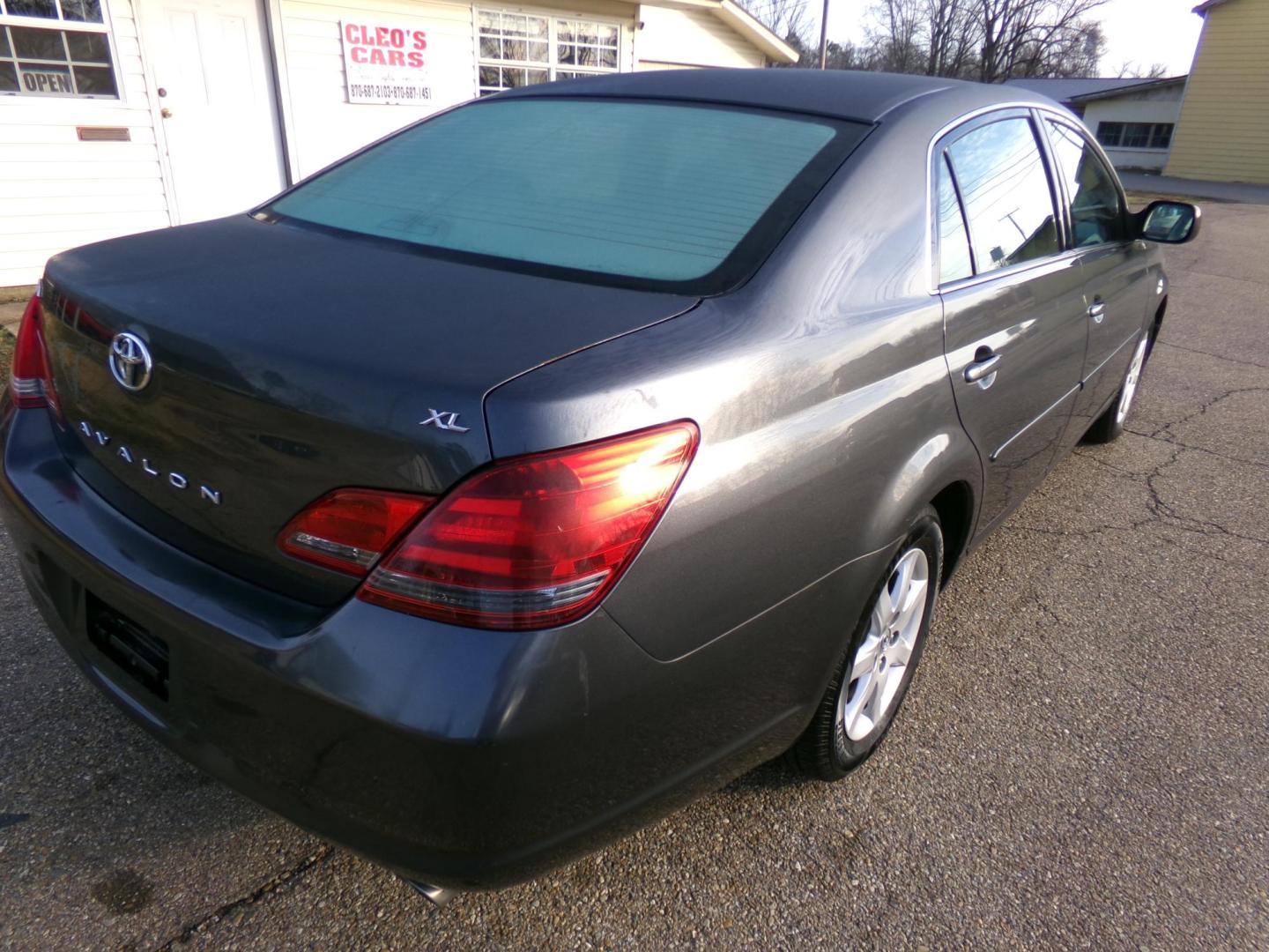 2008 Magnetic Gray Metallic /Gray Toyota Avalon XL (4T1BK36B88U) with an 3.5L V6 DOHC 24V engine, 6-Speed Automatic Overdrive transmission, located at 400 First NW, Bearden, AR, 71720, (870) 687-3414, 0.000000, 0.000000 - Photo#20