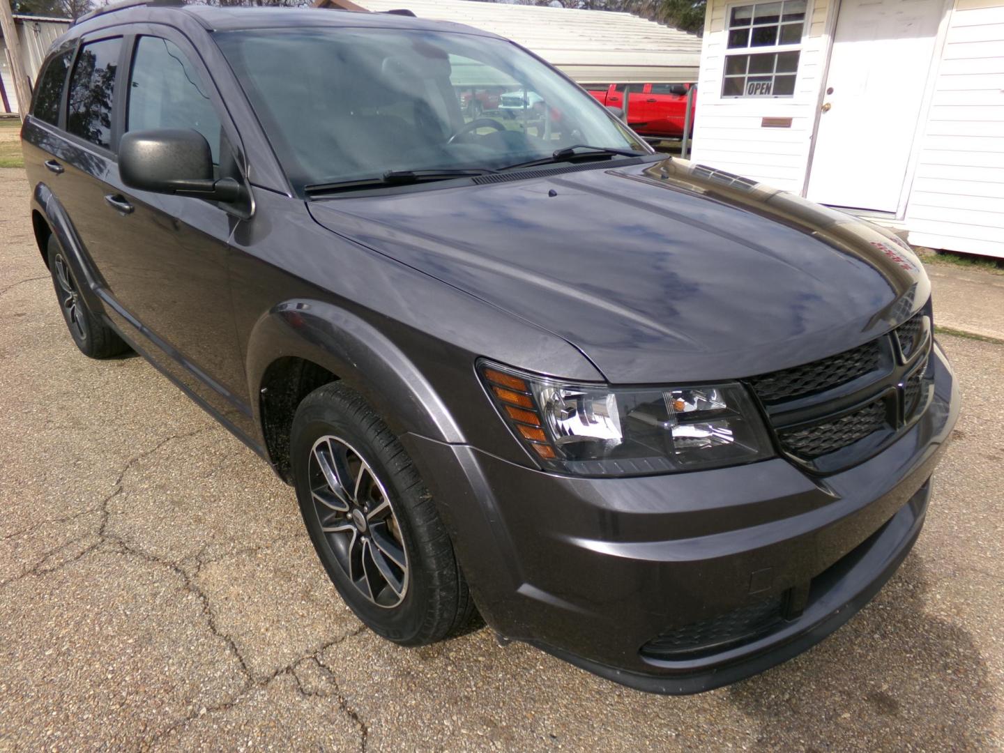 2018 Gray /Black Dodge Journey SE (3C4PDCAB8JT) with an 2.4L L4 DOHC 16V engine, 4-speed automatic transmission, located at 400 First NW, Bearden, AR, 71720, (870) 687-3414, 0.000000, 0.000000 - Photo#0