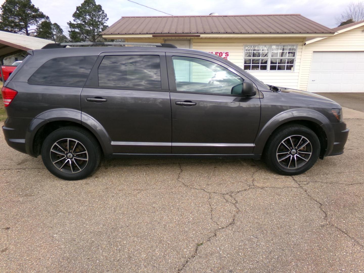 2018 Gray /Black Dodge Journey SE (3C4PDCAB8JT) with an 2.4L L4 DOHC 16V engine, 4-speed automatic transmission, located at 400 First NW, Bearden, AR, 71720, (870) 687-3414, 0.000000, 0.000000 - Photo#1