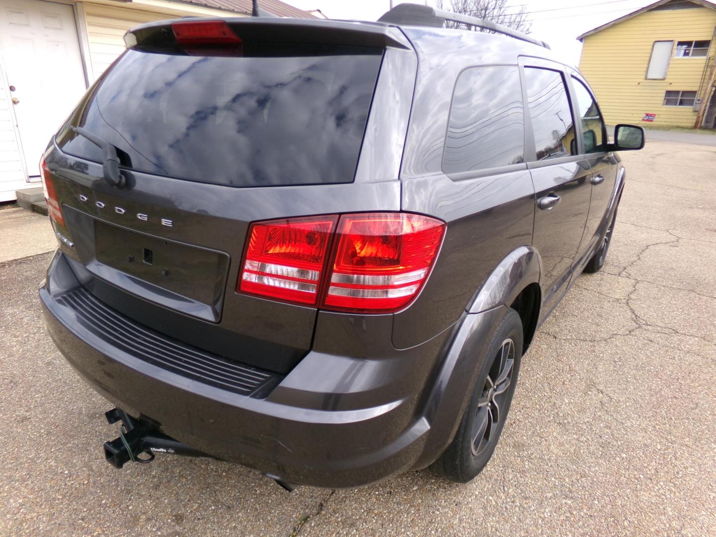 2018 Gray /Black Dodge Journey SE (3C4PDCAB8JT) with an 2.4L L4 DOHC 16V engine, 4-speed automatic transmission, located at 400 First NW, Bearden, AR, 71720, (870) 687-3414, 0.000000, 0.000000 - Photo#2