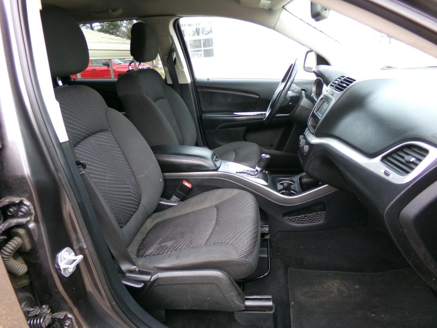 2018 Gray /Black Dodge Journey SE (3C4PDCAB8JT) with an 2.4L L4 DOHC 16V engine, 4-speed automatic transmission, located at 400 First NW, Bearden, AR, 71720, (870) 687-3414, 0.000000, 0.000000 - Photo#19