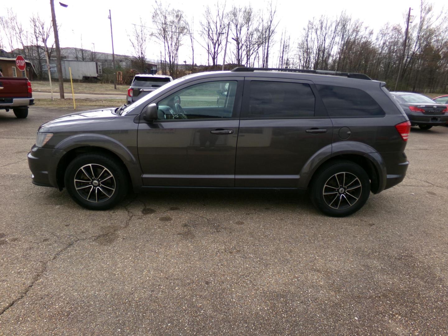 2018 Gray /Black Dodge Journey SE (3C4PDCAB8JT) with an 2.4L L4 DOHC 16V engine, 4-speed automatic transmission, located at 400 First NW, Bearden, AR, 71720, (870) 687-3414, 0.000000, 0.000000 - Photo#22