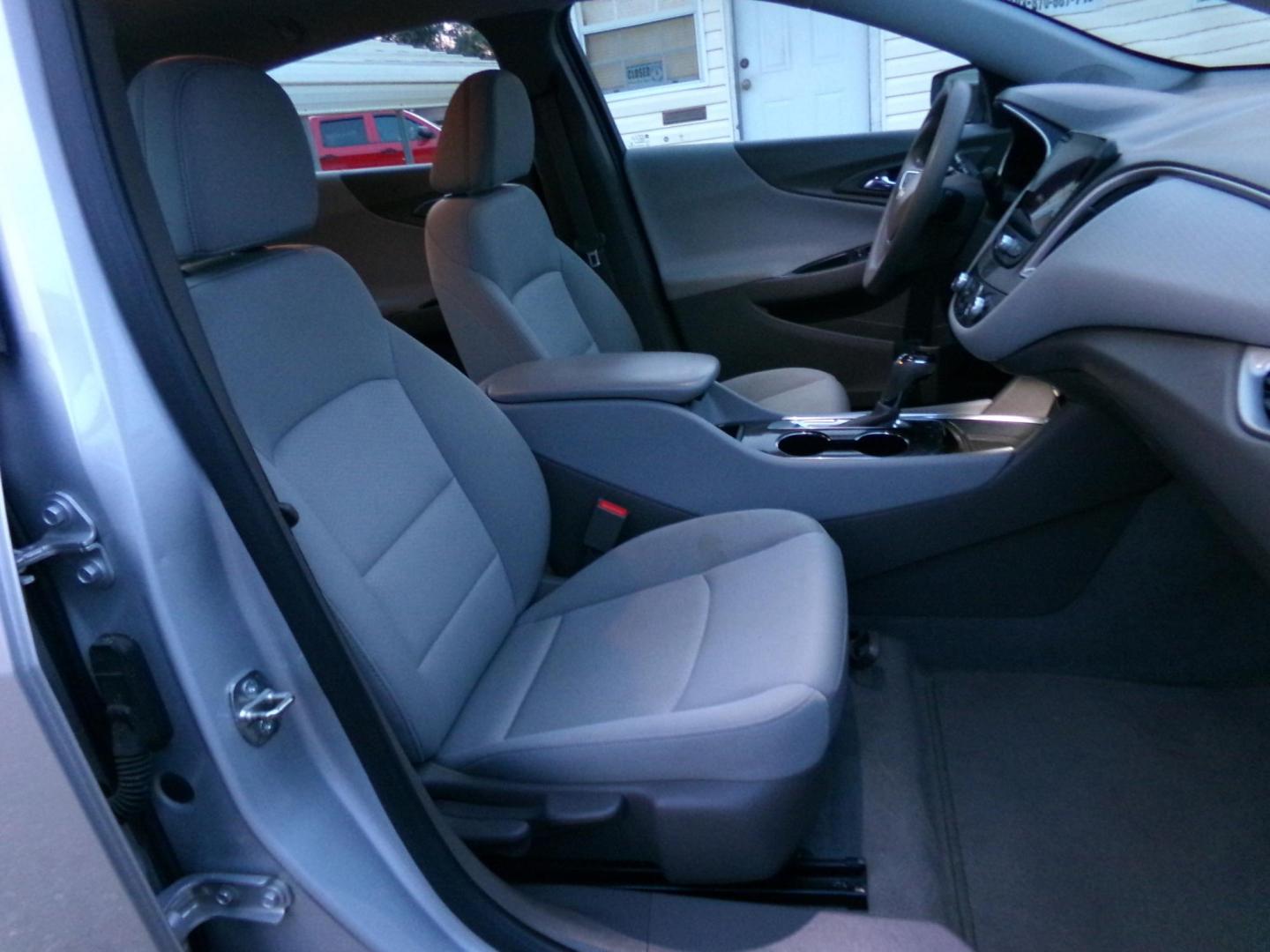 2019 Chevrolet Malibu 1FL (1G1ZC5ST3KF) with an 1.5L L4 DOHC 16V engine, 6-speed automatic transmission, located at 400 First NW, Bearden, AR, 71720, (870) 687-3414, 0.000000, 0.000000 - Photo#18