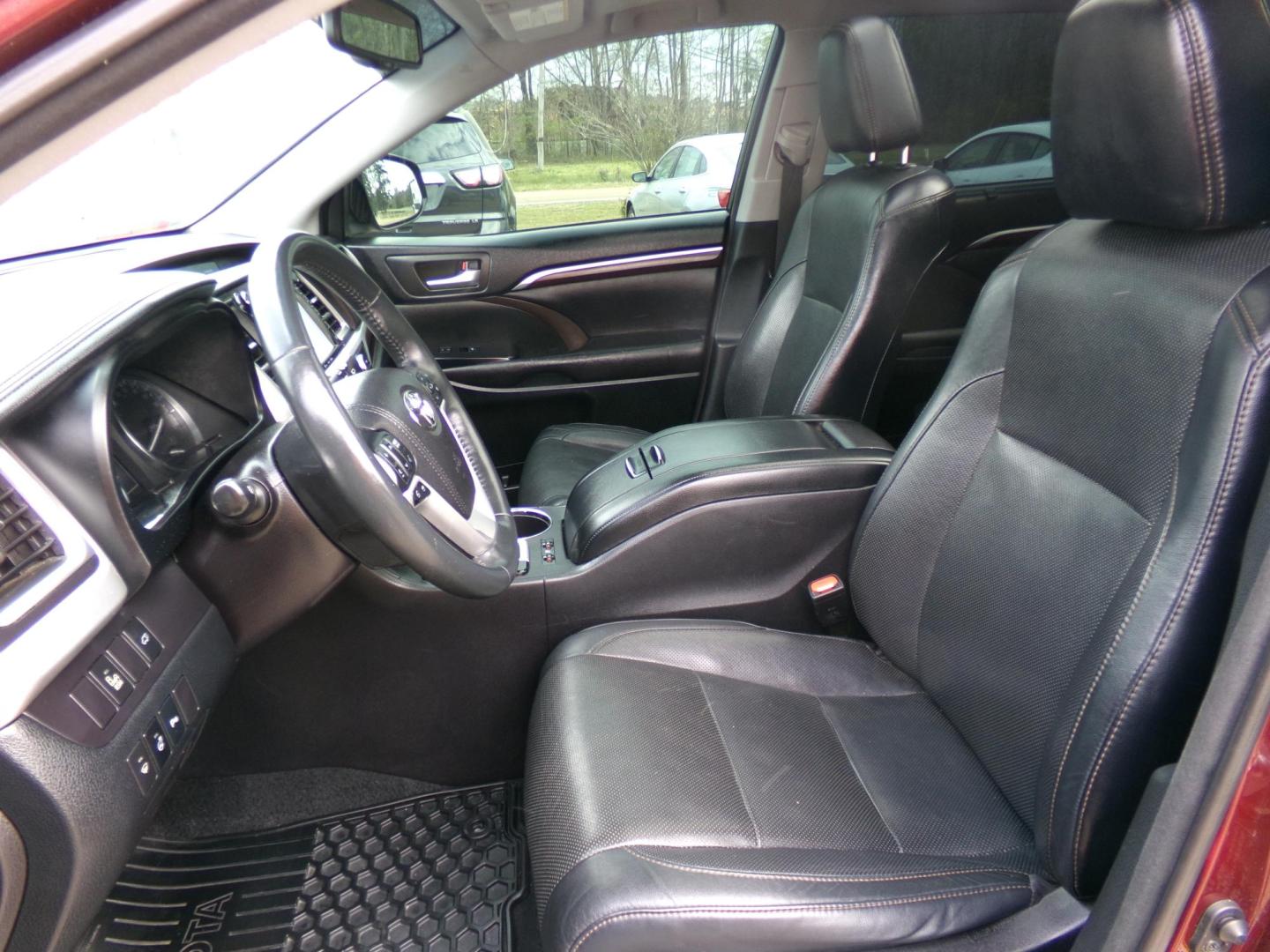 2016 Ooh La La Rouge Mica /Black Toyota Highlander Limited AWD V6 (5TDDKRFH0GS) with an 3.5L V6 DOHC 24V engine, 6-speed automatic transmission, located at 400 First NW, Bearden, AR, 71720, (870) 687-3414, 0.000000, 0.000000 - Photo#8
