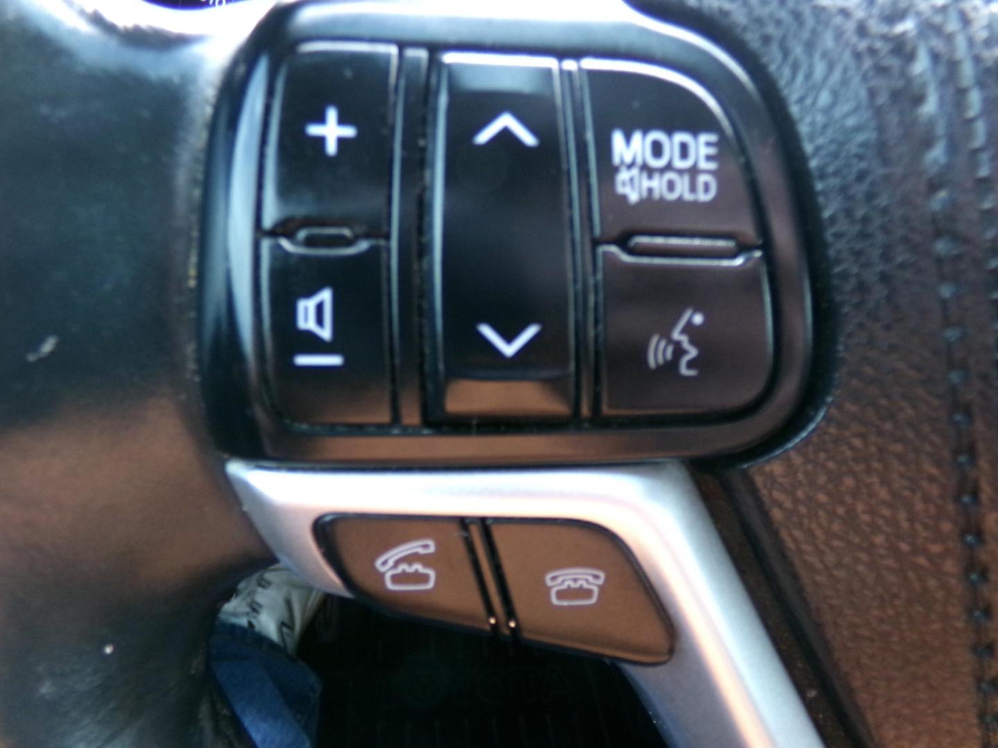 2016 Ooh La La Rouge Mica /Black Toyota Highlander Limited AWD V6 (5TDDKRFH0GS) with an 3.5L V6 DOHC 24V engine, 6-speed automatic transmission, located at 400 First NW, Bearden, AR, 71720, (870) 687-3414, 0.000000, 0.000000 - Photo#17