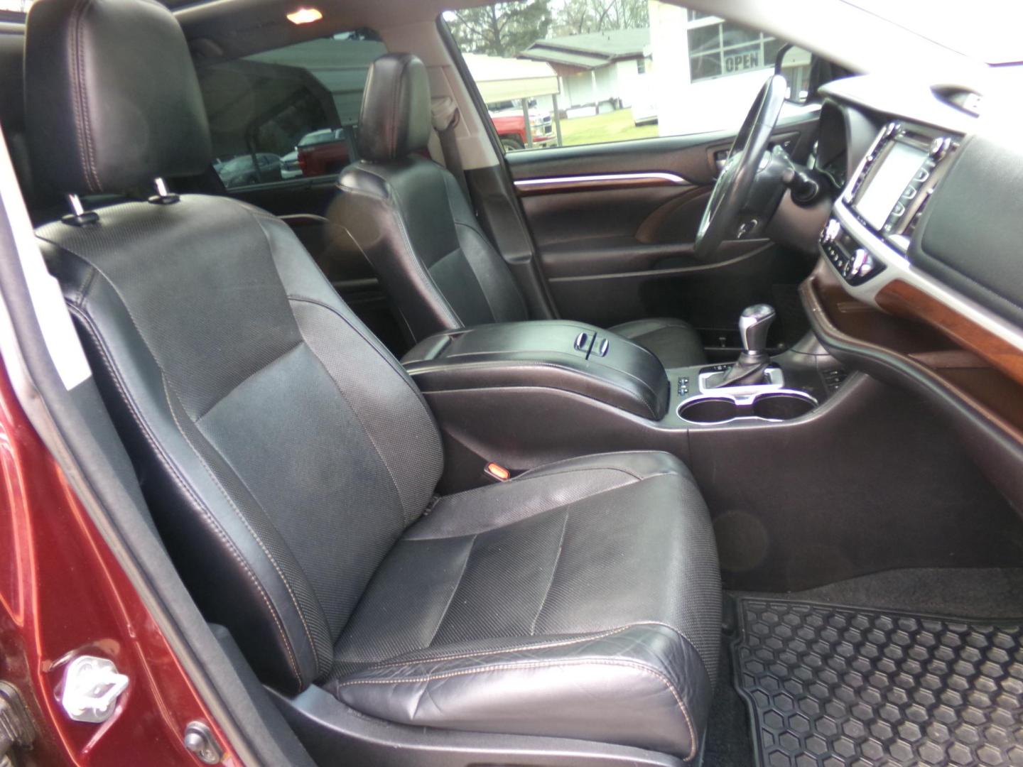 2016 Ooh La La Rouge Mica /Black Toyota Highlander Limited AWD V6 (5TDDKRFH0GS) with an 3.5L V6 DOHC 24V engine, 6-speed automatic transmission, located at 400 First NW, Bearden, AR, 71720, (870) 687-3414, 0.000000, 0.000000 - Photo#23