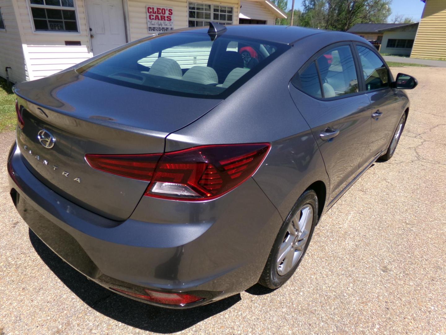 2020 Machine Gray /Gray Hyundai Elantra Limited (5NPD84LF3LH) with an 1.8L L4 DOHC 16V engine, 6-speed automatic transmission, located at 400 First NW, Bearden, AR, 71720, (870) 687-3414, 0.000000, 0.000000 - Photo#2