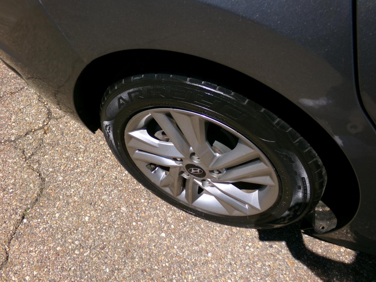 2020 Machine Gray /Gray Hyundai Elantra Limited (5NPD84LF3LH) with an 1.8L L4 DOHC 16V engine, 6-speed automatic transmission, located at 400 First NW, Bearden, AR, 71720, (870) 687-3414, 0.000000, 0.000000 - Photo#4