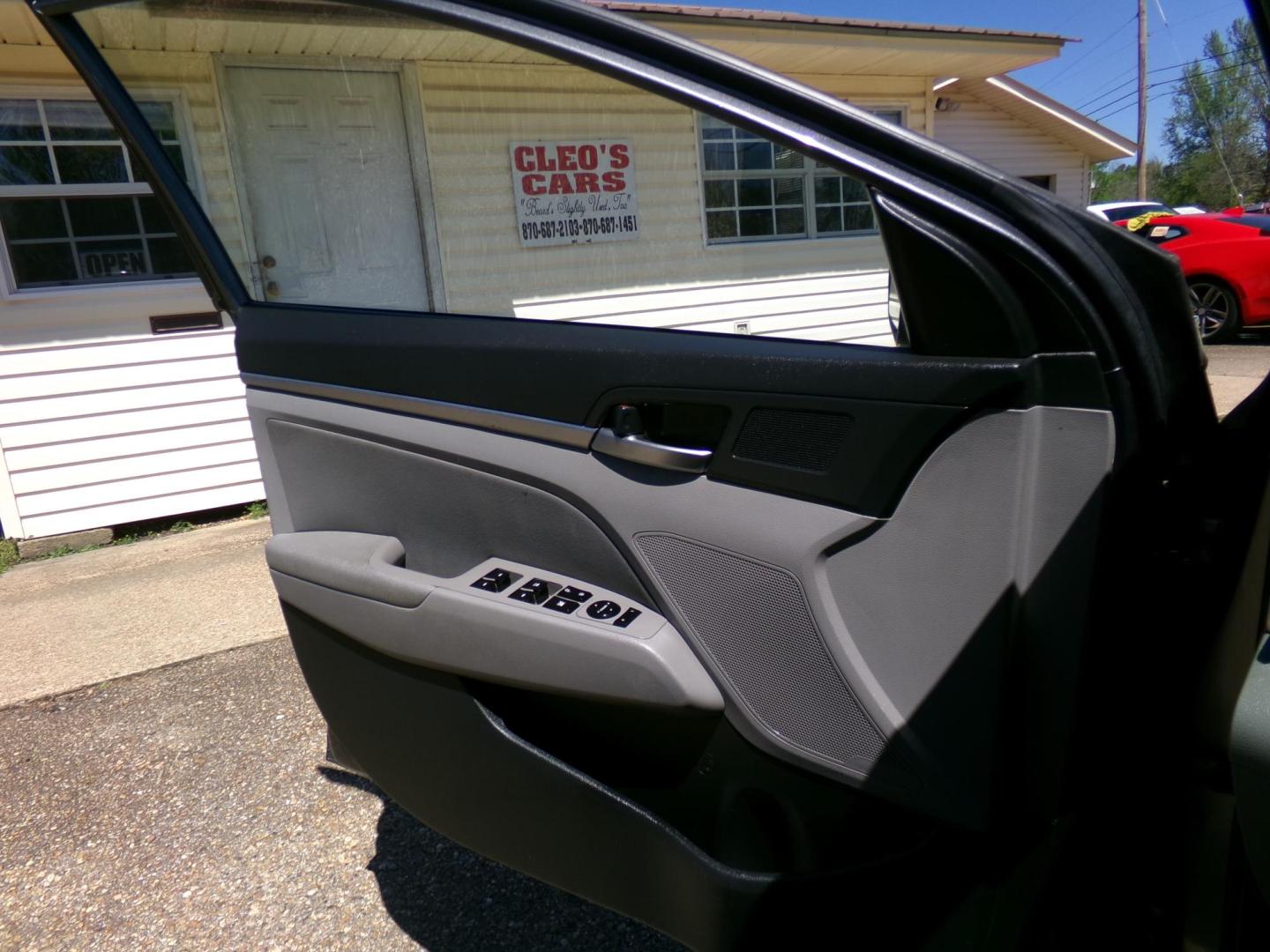 2020 Machine Gray /Gray Hyundai Elantra Limited (5NPD84LF3LH) with an 1.8L L4 DOHC 16V engine, 6-speed automatic transmission, located at 400 First NW, Bearden, AR, 71720, (870) 687-3414, 0.000000, 0.000000 - Photo#6