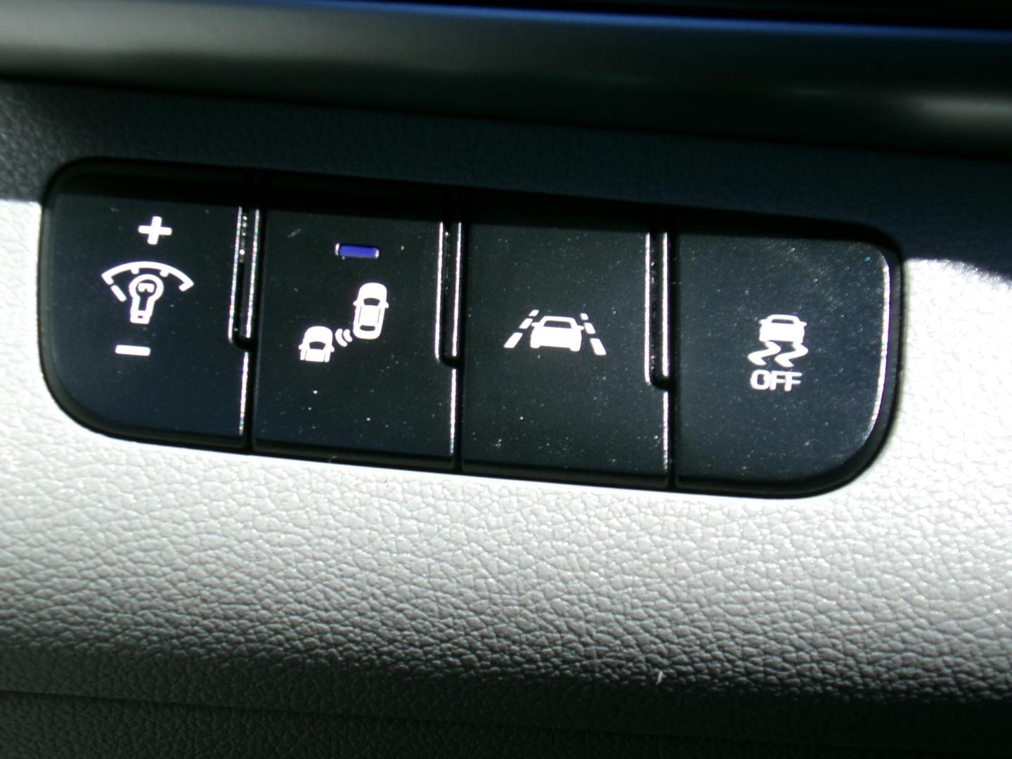 2020 Machine Gray /Gray Hyundai Elantra Limited (5NPD84LF3LH) with an 1.8L L4 DOHC 16V engine, 6-speed automatic transmission, located at 400 First NW, Bearden, AR, 71720, (870) 687-3414, 0.000000, 0.000000 - Photo#15