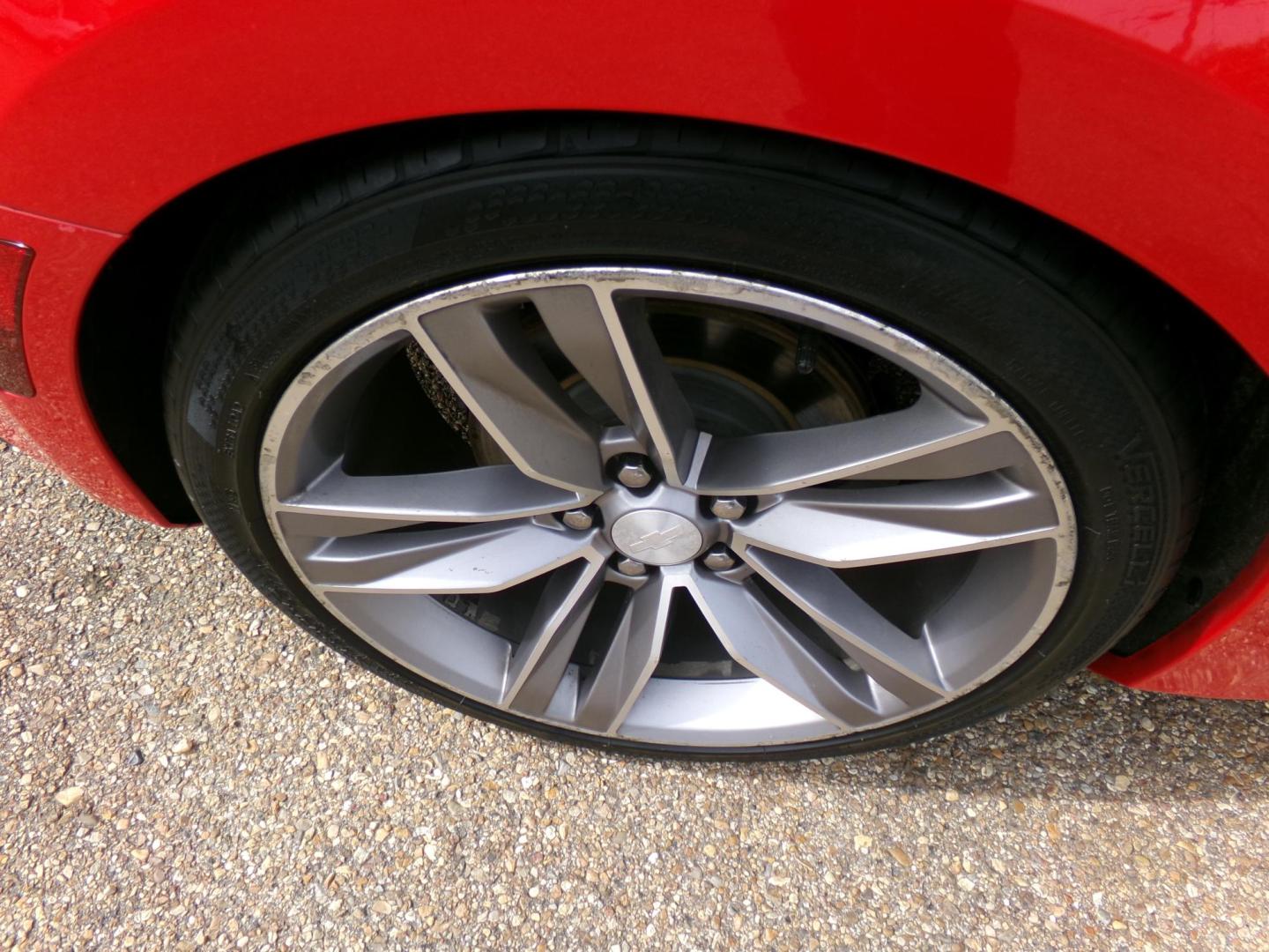 2018 Pull Me Over Red /Gray Chevrolet Camaro 1LT Coupe (1G1FB1RS2J0) with an 3.6L V6 DOHC 24V engine, 6-speed automatic transmission, located at 400 First NW, Bearden, AR, 71720, (870) 687-3414, 0.000000, 0.000000 - Photo#5