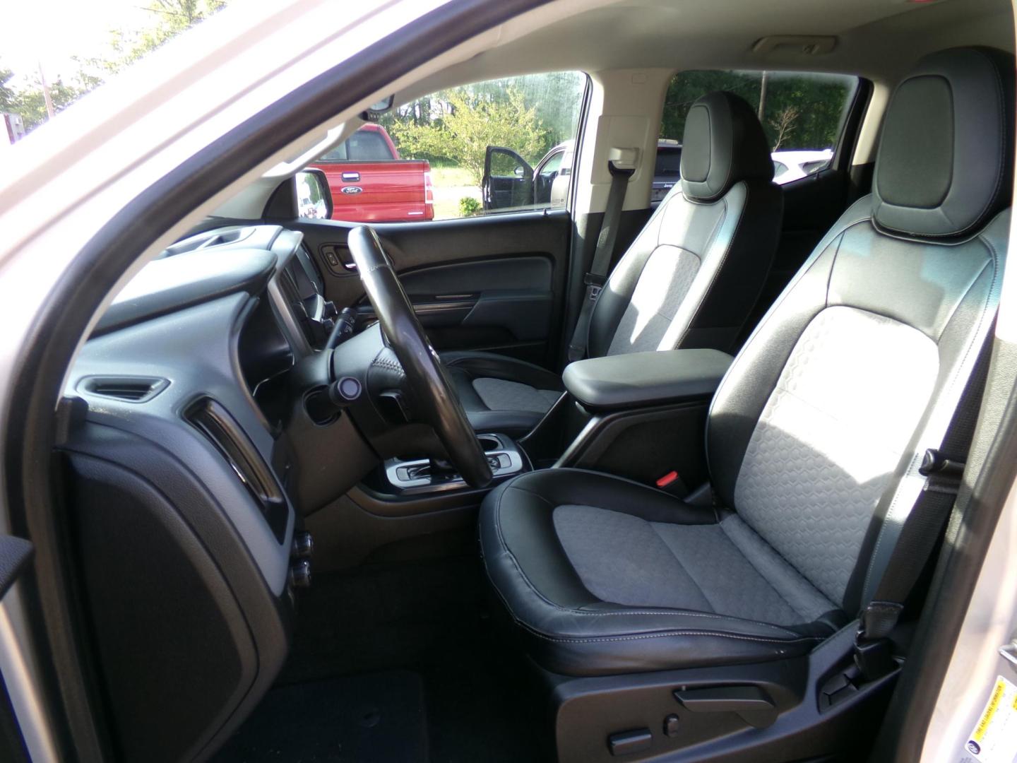 2016 Silver /Black Chevrolet Colorado Z71 Crew Cab 4WD Long Box (1GCGTDE39G1) with an 3.6L V6 DOHC 24V GAS engine, 6-speed automatic transmission, located at 400 First NW, Bearden, AR, 71720, (870) 687-3414, 0.000000, 0.000000 - Photo#9