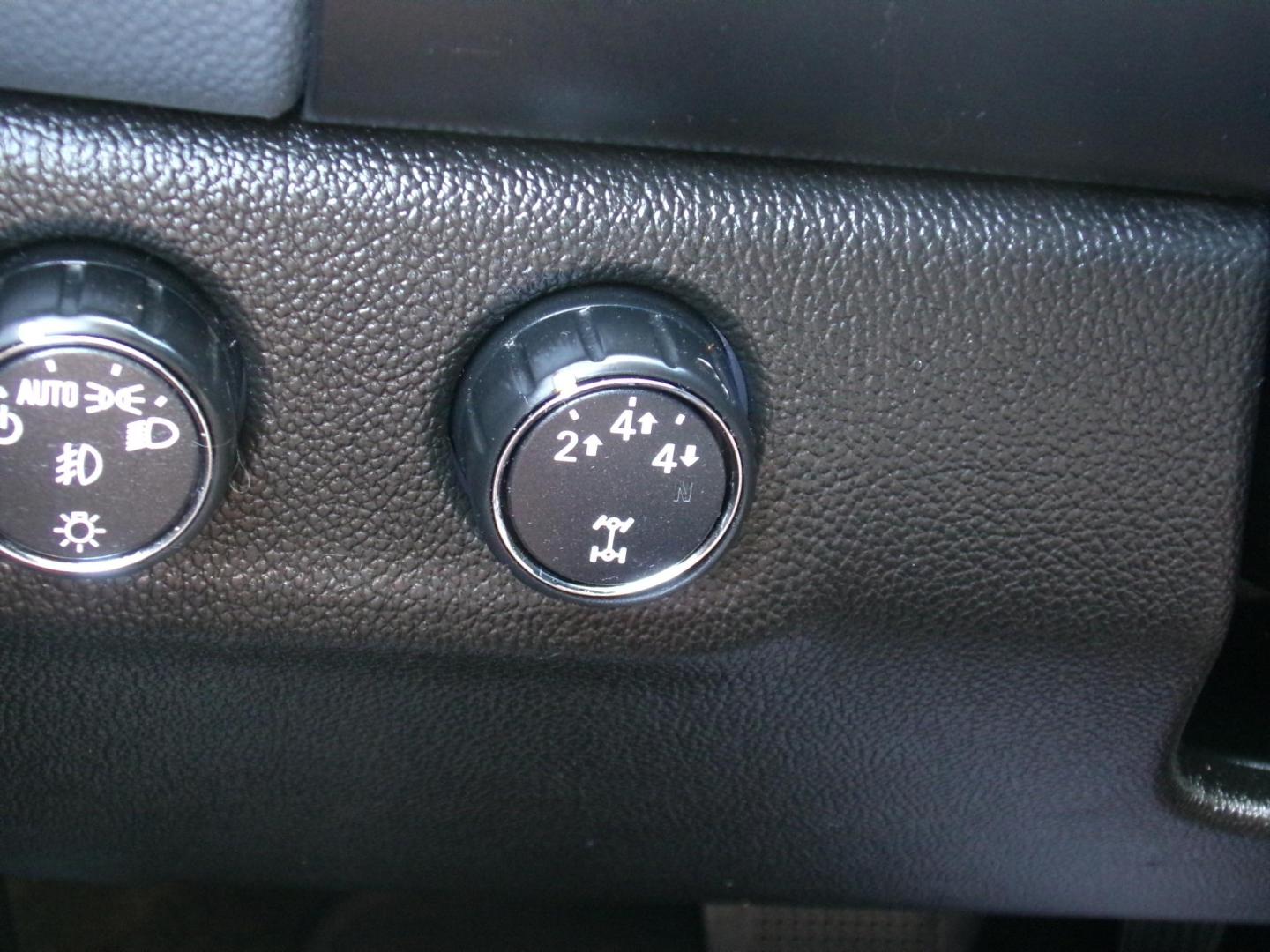 2016 Silver /Black Chevrolet Colorado Z71 Crew Cab 4WD Long Box (1GCGTDE39G1) with an 3.6L V6 DOHC 24V GAS engine, 6-speed automatic transmission, located at 400 First NW, Bearden, AR, 71720, (870) 687-3414, 0.000000, 0.000000 - Photo#18