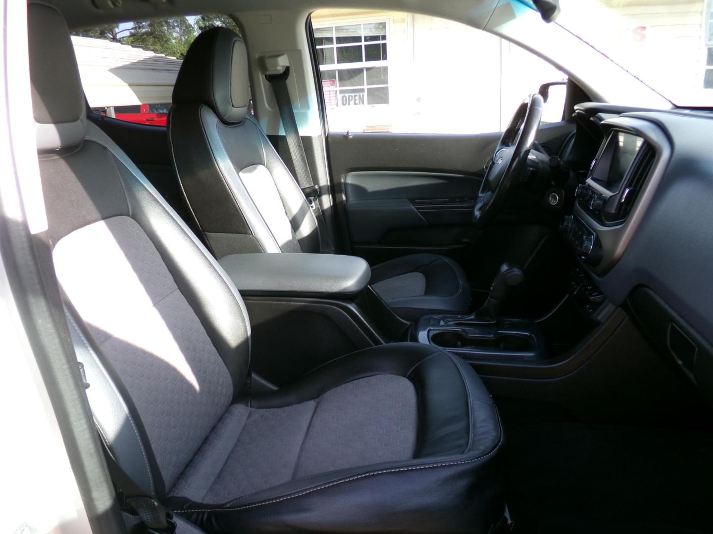 2016 Silver /Black Chevrolet Colorado Z71 Crew Cab 4WD Long Box (1GCGTDE39G1) with an 3.6L V6 DOHC 24V GAS engine, 6-speed automatic transmission, located at 400 First NW, Bearden, AR, 71720, (870) 687-3414, 0.000000, 0.000000 - Photo#22