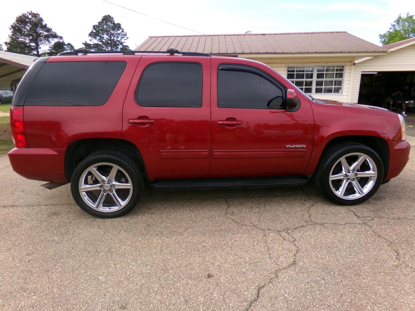 2014 Crystal Claret Tintcoat /Tan GMC Yukon SLE 2WD (1GKS1AE05ER) with an 5.3L V8 OHV 16V FFV engine, 6-Speed Automatic transmission, located at 400 First NW, Bearden, AR, 71720, (870) 687-3414, 0.000000, 0.000000 - Photo#1