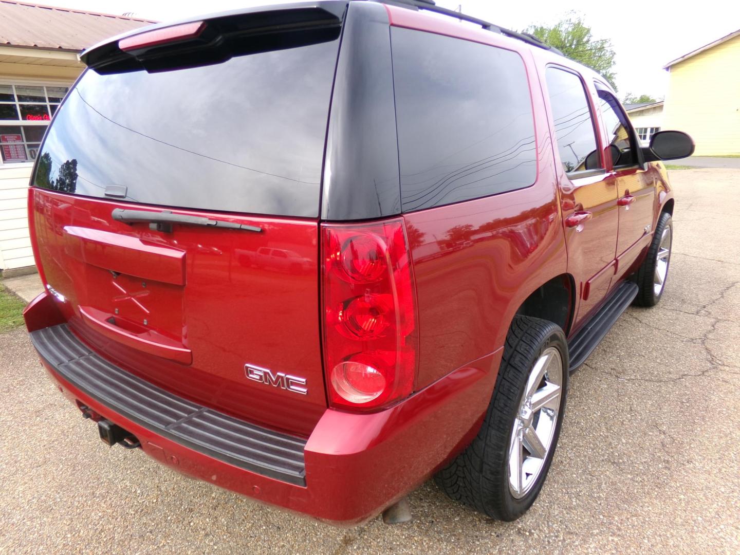 2014 Crystal Claret Tintcoat /Tan GMC Yukon SLE 2WD (1GKS1AE05ER) with an 5.3L V8 OHV 16V FFV engine, 6-Speed Automatic transmission, located at 400 First NW, Bearden, AR, 71720, (870) 687-3414, 0.000000, 0.000000 - Photo#2