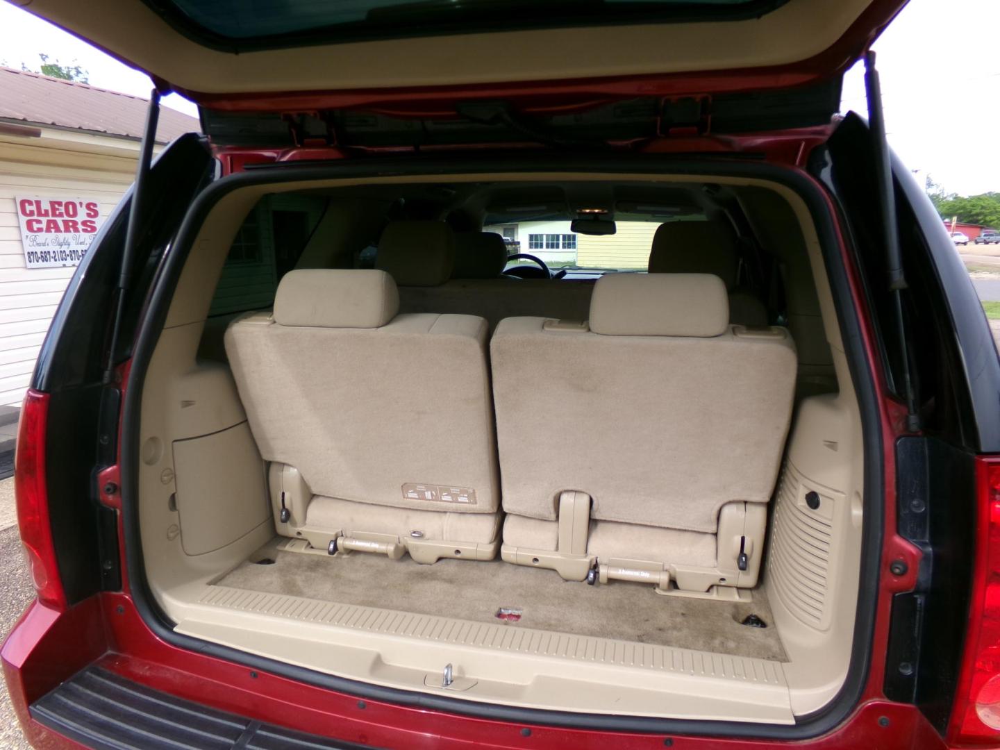 2014 Crystal Claret Tintcoat /Tan GMC Yukon SLE 2WD (1GKS1AE05ER) with an 5.3L V8 OHV 16V FFV engine, 6-Speed Automatic transmission, located at 400 First NW, Bearden, AR, 71720, (870) 687-3414, 0.000000, 0.000000 - Photo#4