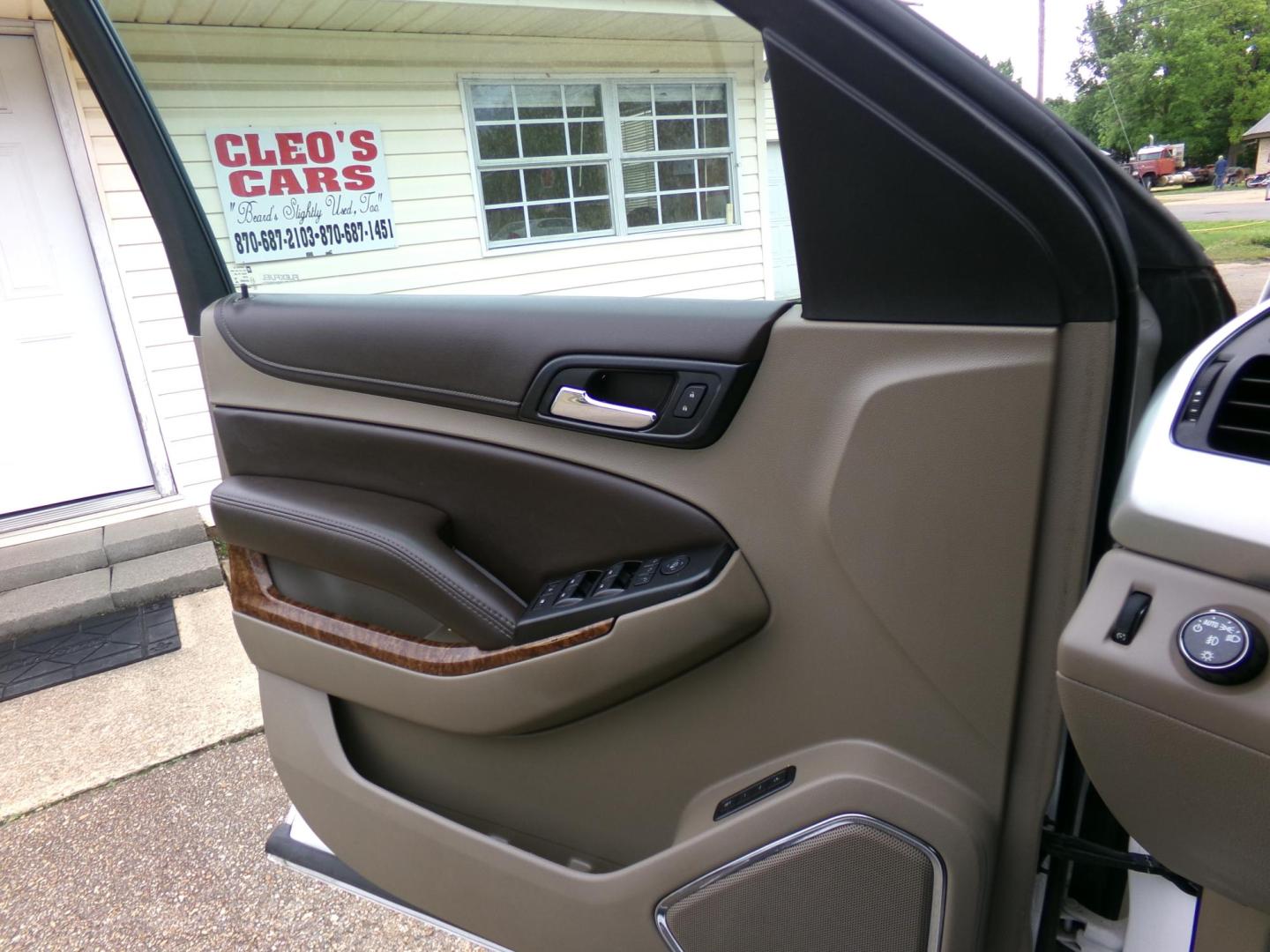 2016 White /Tan Chevrolet Tahoe LTZ 4WD (1GNSKCKC4GR) with an 5.3L V8 OHV 16V engine, 6-speed automatic transmission, located at 400 First NW, Bearden, AR, 71720, (870) 687-3414, 0.000000, 0.000000 - Photo#10