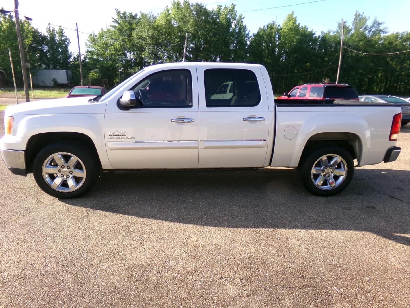 2013 White Diamond Pearl /Tan GMC Sierra 1500 SLE Crew Cab 2WD (3GTP1VE0XDG) with an 5.3L V8 OHV 16V FFV engine, 6-Speed Automatic transmission, located at 400 First NW, Bearden, AR, 71720, (870) 687-3414, 0.000000, 0.000000 - Photo#1