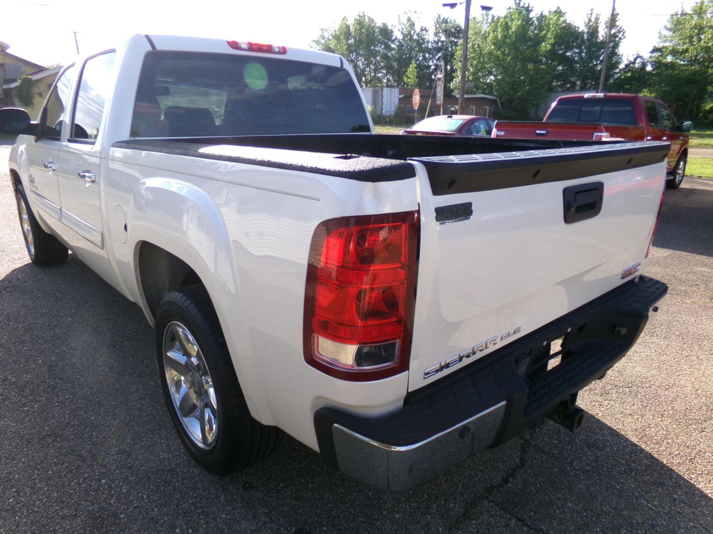 2013 White Diamond Pearl /Tan GMC Sierra 1500 SLE Crew Cab 2WD (3GTP1VE0XDG) with an 5.3L V8 OHV 16V FFV engine, 6-Speed Automatic transmission, located at 400 First NW, Bearden, AR, 71720, (870) 687-3414, 0.000000, 0.000000 - Photo#2