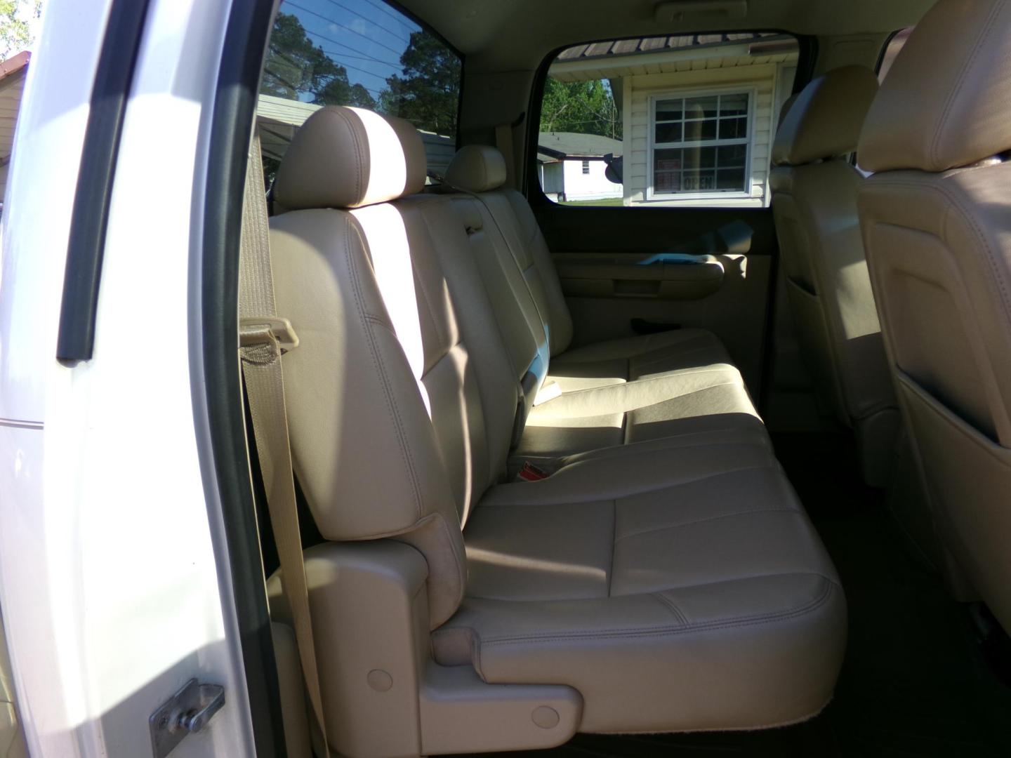 2013 White Diamond Pearl /Tan GMC Sierra 1500 SLE Crew Cab 2WD (3GTP1VE0XDG) with an 5.3L V8 OHV 16V FFV engine, 6-Speed Automatic transmission, located at 400 First NW, Bearden, AR, 71720, (870) 687-3414, 0.000000, 0.000000 - Photo#17