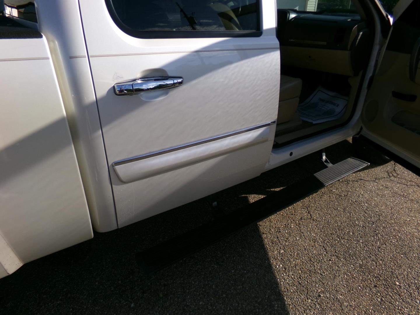 2013 White Diamond Pearl /Tan GMC Sierra 1500 SLE Crew Cab 2WD (3GTP1VE0XDG) with an 5.3L V8 OHV 16V FFV engine, 6-Speed Automatic transmission, located at 400 First NW, Bearden, AR, 71720, (870) 687-3414, 0.000000, 0.000000 - Photo#18