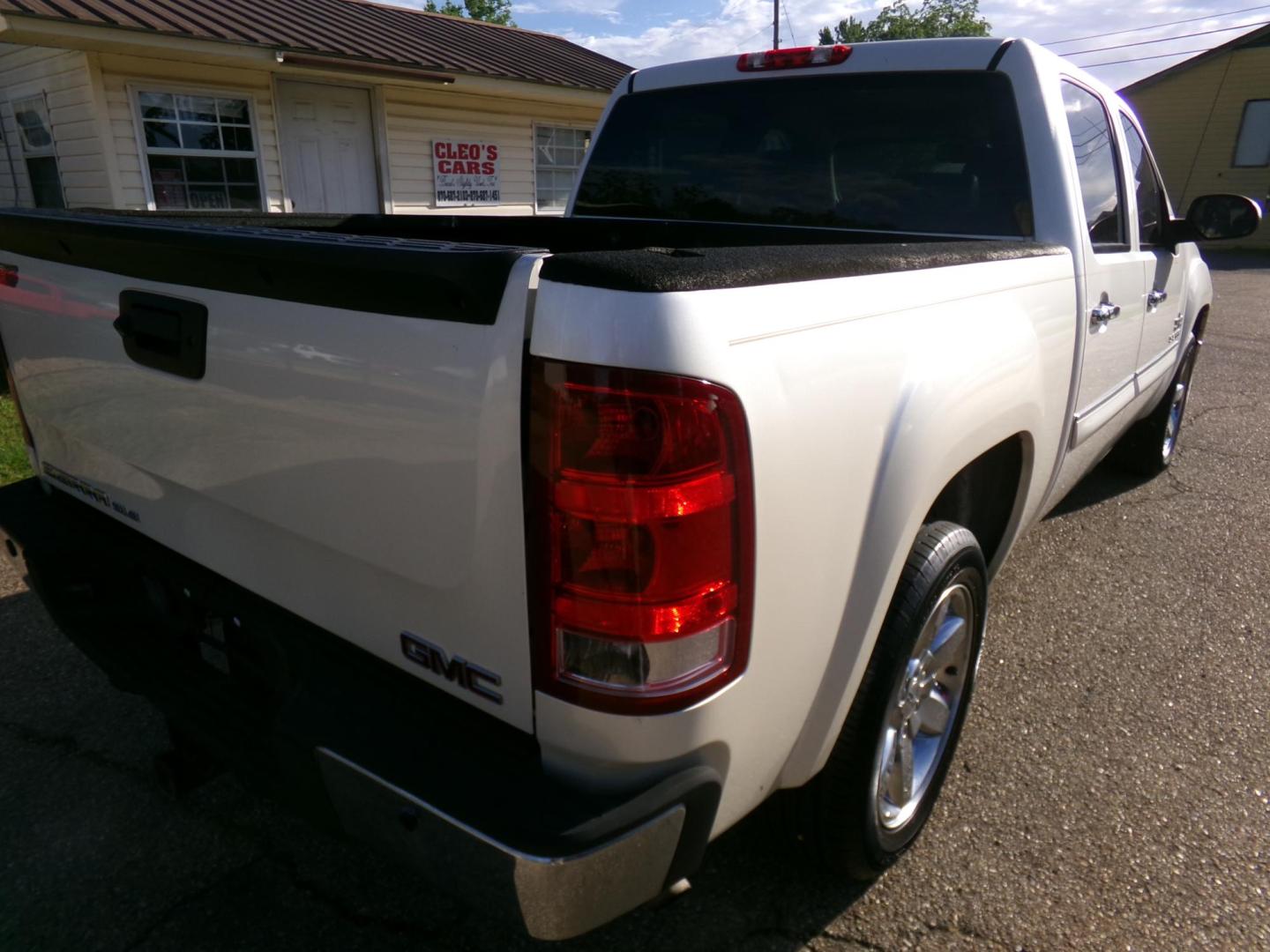 2013 White Diamond Pearl /Tan GMC Sierra 1500 SLE Crew Cab 2WD (3GTP1VE0XDG) with an 5.3L V8 OHV 16V FFV engine, 6-Speed Automatic transmission, located at 400 First NW, Bearden, AR, 71720, (870) 687-3414, 0.000000, 0.000000 - Photo#22