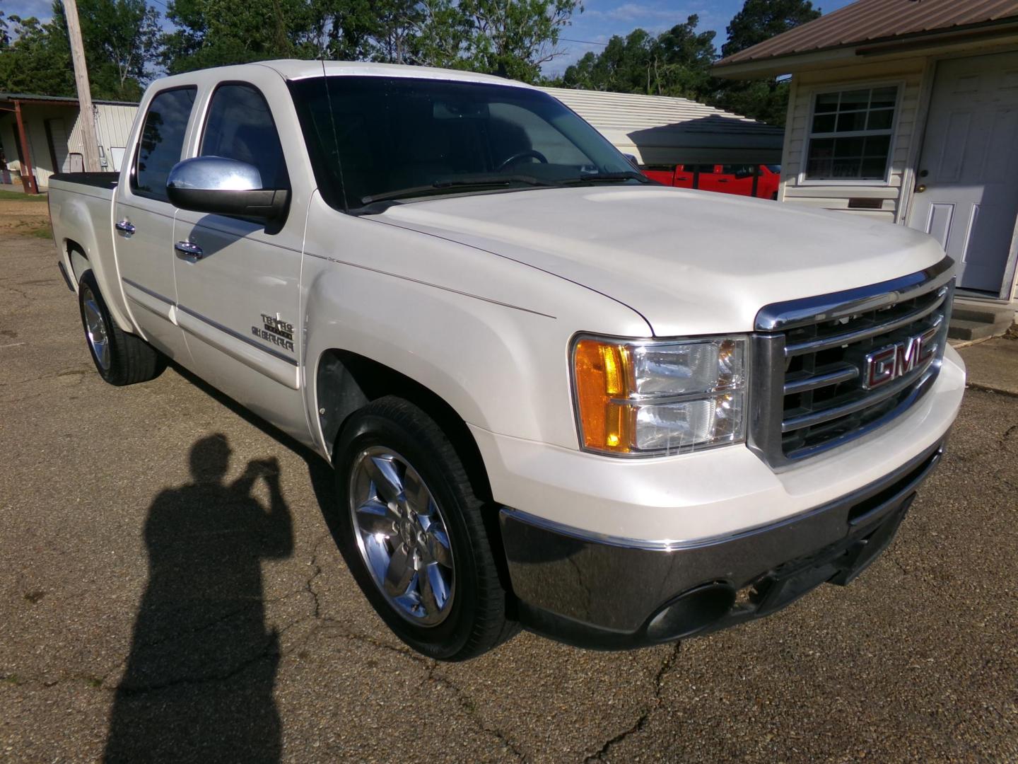 2013 White Diamond Pearl /Tan GMC Sierra 1500 SLE Crew Cab 2WD (3GTP1VE0XDG) with an 5.3L V8 OHV 16V FFV engine, 6-Speed Automatic transmission, located at 400 First NW, Bearden, AR, 71720, (870) 687-3414, 0.000000, 0.000000 - Photo#25