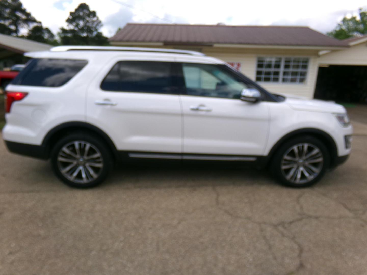 2016 White Ford Explorer Platinum AWD (1FM5K8HT9GG) with an 3.5L V6 DOHC 24V engine, 6-Speed Automatic transmission, located at 400 First NW, Bearden, AR, 71720, (870) 687-3414, 0.000000, 0.000000 - Photo#1