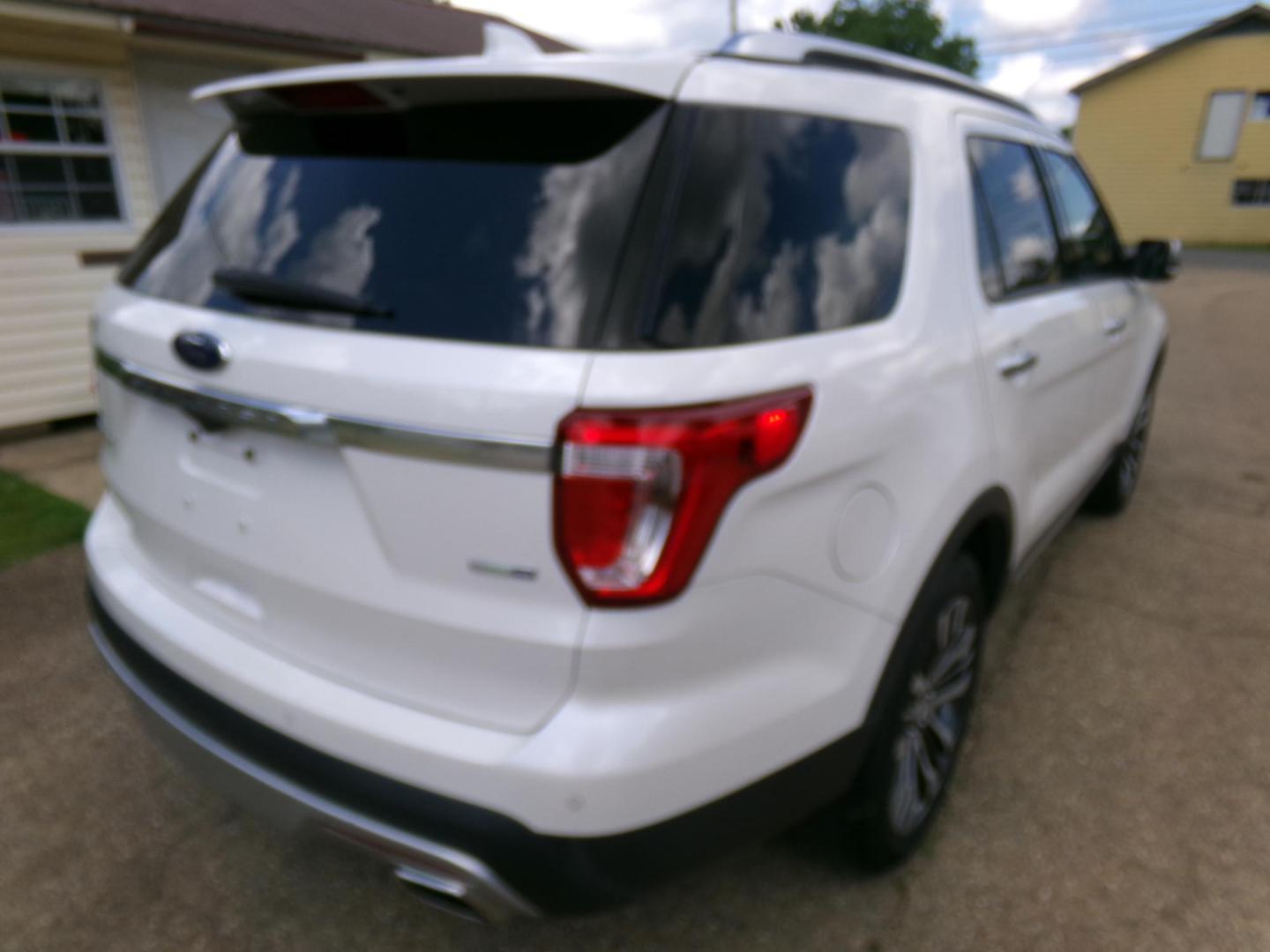 2016 White Ford Explorer Platinum AWD (1FM5K8HT9GG) with an 3.5L V6 DOHC 24V engine, 6-Speed Automatic transmission, located at 400 First NW, Bearden, AR, 71720, (870) 687-3414, 0.000000, 0.000000 - Photo#2