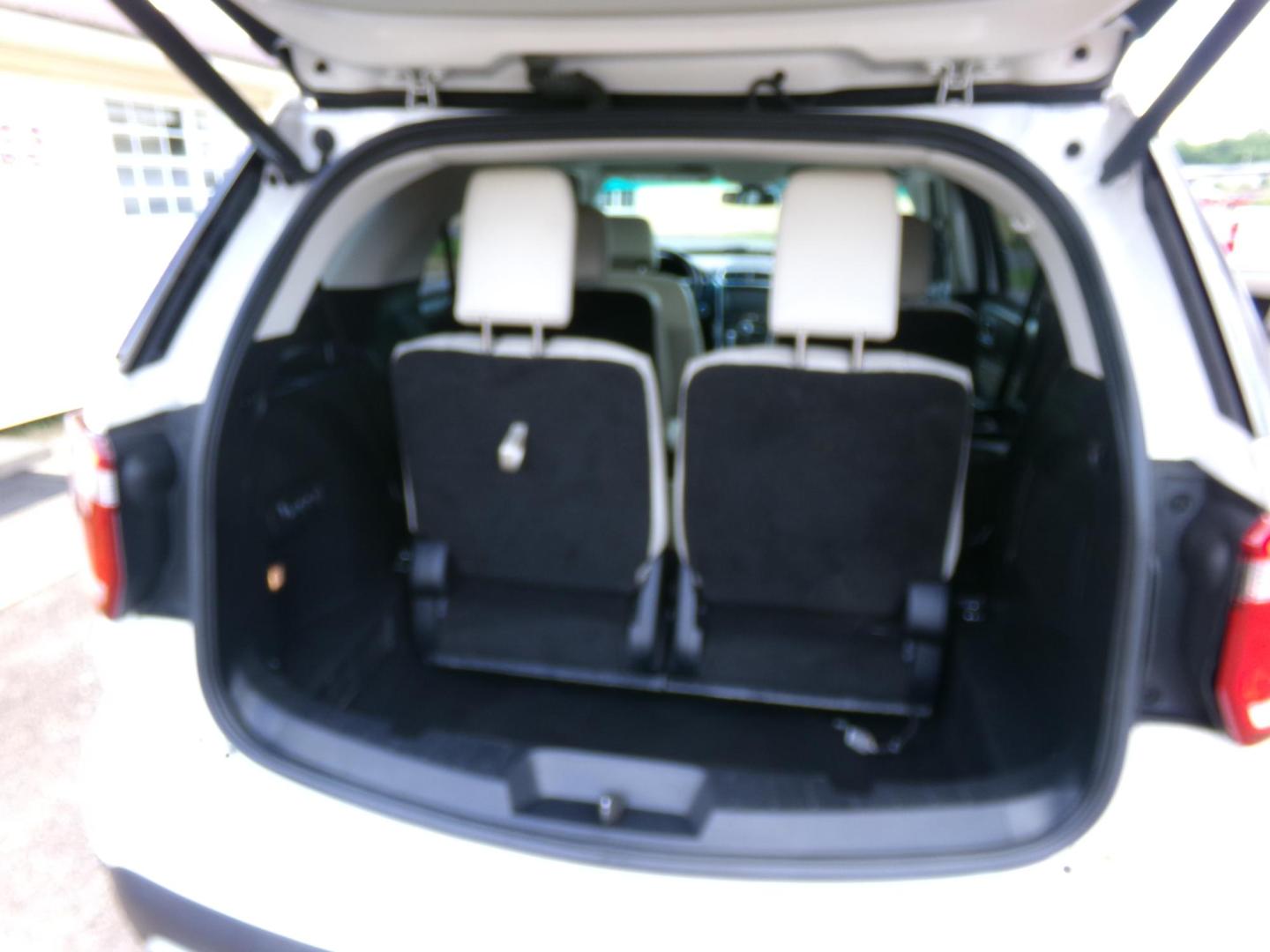 2016 White Ford Explorer Platinum AWD (1FM5K8HT9GG) with an 3.5L V6 DOHC 24V engine, 6-Speed Automatic transmission, located at 400 First NW, Bearden, AR, 71720, (870) 687-3414, 0.000000, 0.000000 - Photo#4