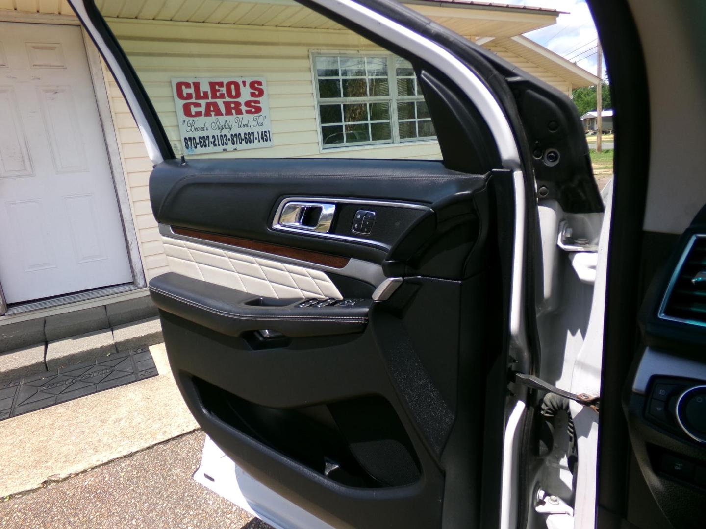 2016 White Ford Explorer Platinum AWD (1FM5K8HT9GG) with an 3.5L V6 DOHC 24V engine, 6-Speed Automatic transmission, located at 400 First NW, Bearden, AR, 71720, (870) 687-3414, 0.000000, 0.000000 - Photo#9