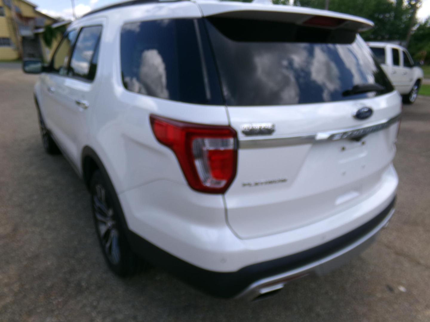 2016 White Ford Explorer Platinum AWD (1FM5K8HT9GG) with an 3.5L V6 DOHC 24V engine, 6-Speed Automatic transmission, located at 400 First NW, Bearden, AR, 71720, (870) 687-3414, 0.000000, 0.000000 - Photo#26