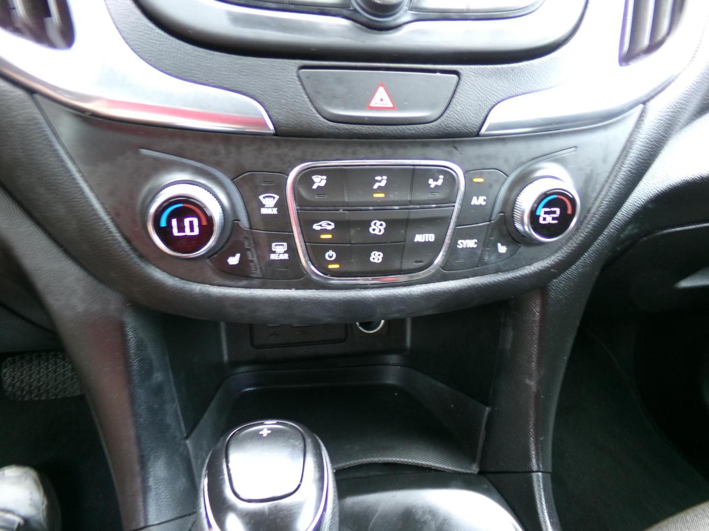 2021 Silver /Black Chevrolet Equinox LT 2WD (2GNAXJEV3M6) with an 1.5L L4 DIR DOHC 16V TURBO engine, 6-speed automatic transmission, located at 400 First NW, Bearden, AR, 71720, (870) 687-3414, 0.000000, 0.000000 - Photo#13